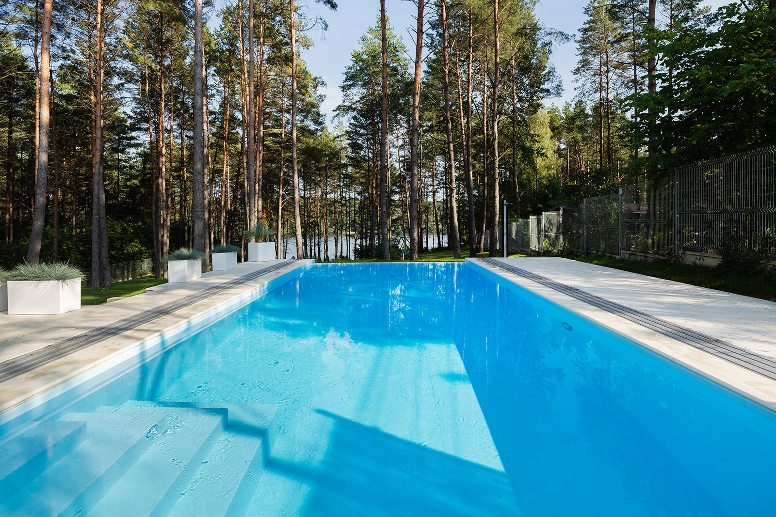Sesja zdjęciowa nowoczesnych i luksusowych basenów w domu jednorodzinnym.
