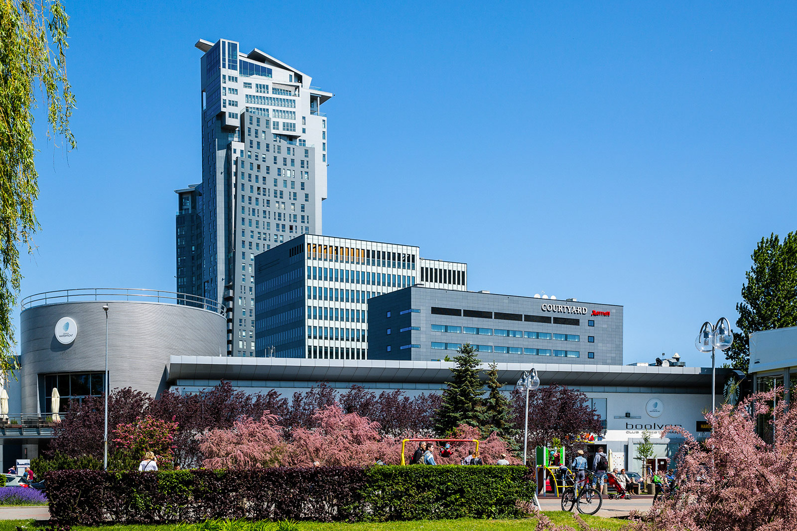 Fotografia architektury kompleksu biurowo-hotelowego Waterfront w Gdyni.