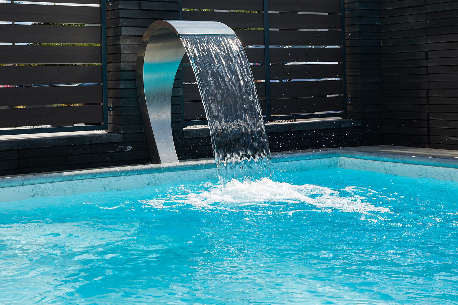 Sesja zdjęciowa nowoczesnych i luksusowych basenów w domu jednorodzinnym.