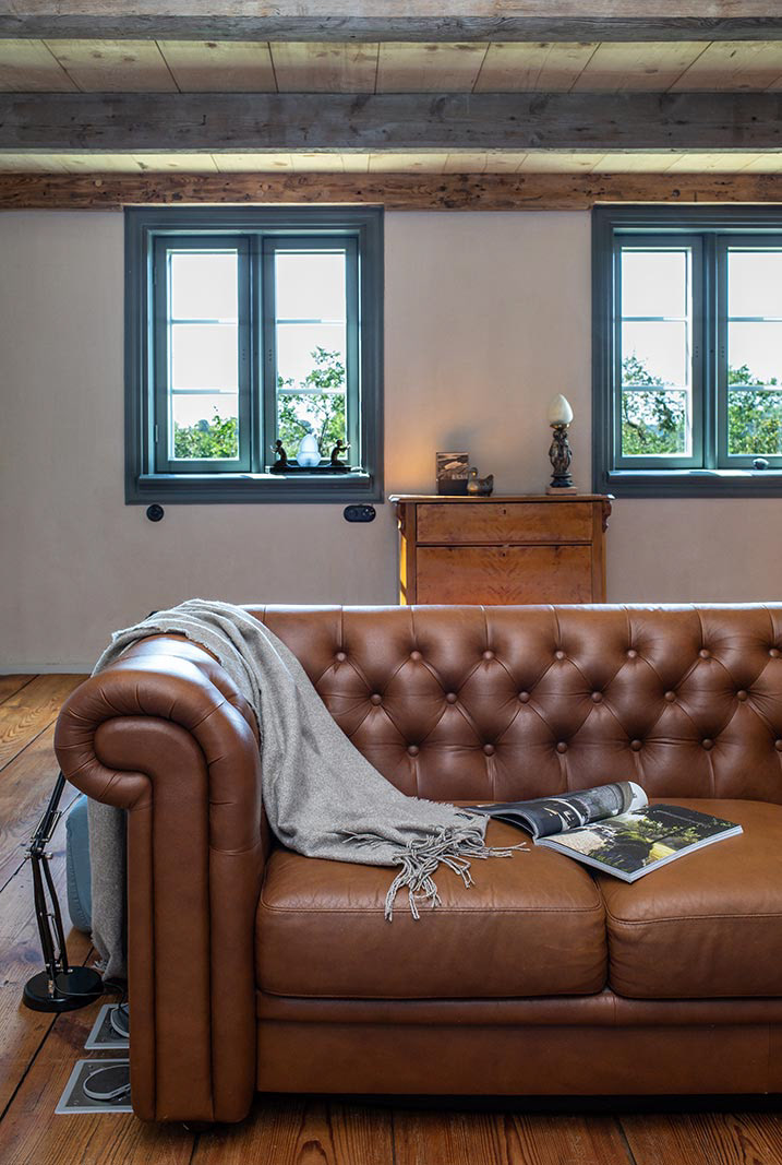 Sesja fotograficzna domu podcieniowego na Żuławach dla właścicieli pracowni MICA Design.