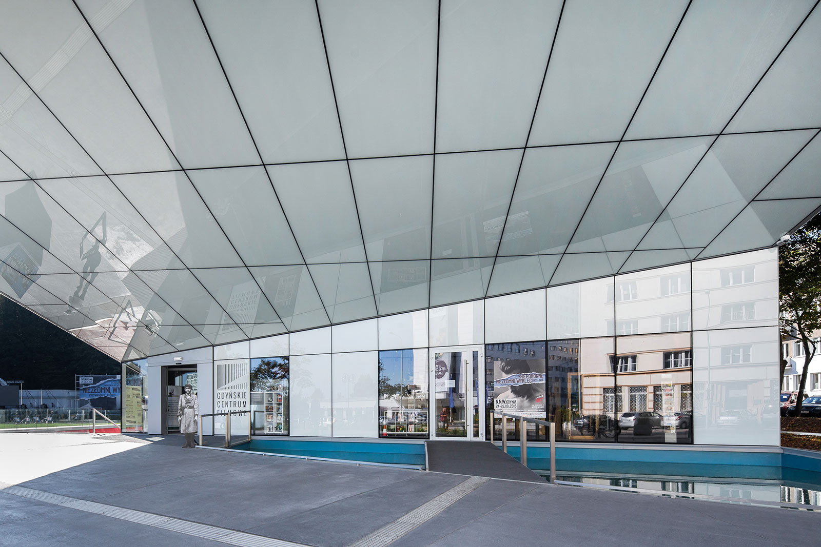 Zdjęcia architektury budynku Gdyńskiego Centrum Filmowego.