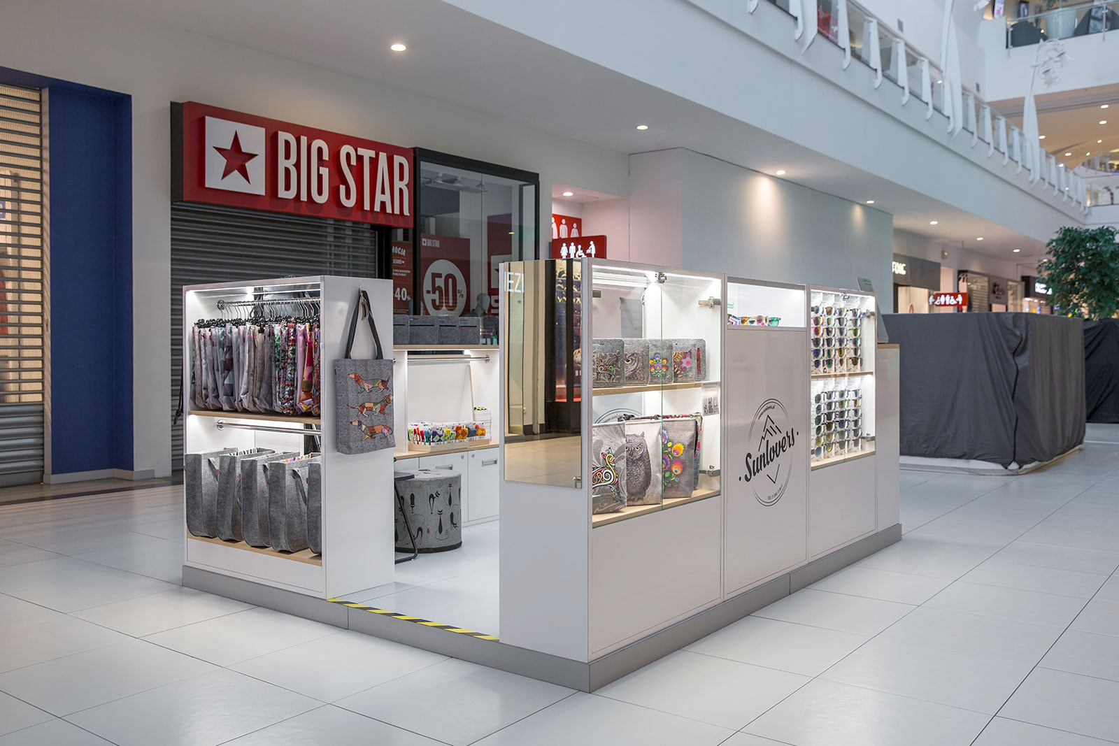 Fotografie wyspy handlowej w Centrum Handlowym Wola Park w Warszawie dla producenta mebli.