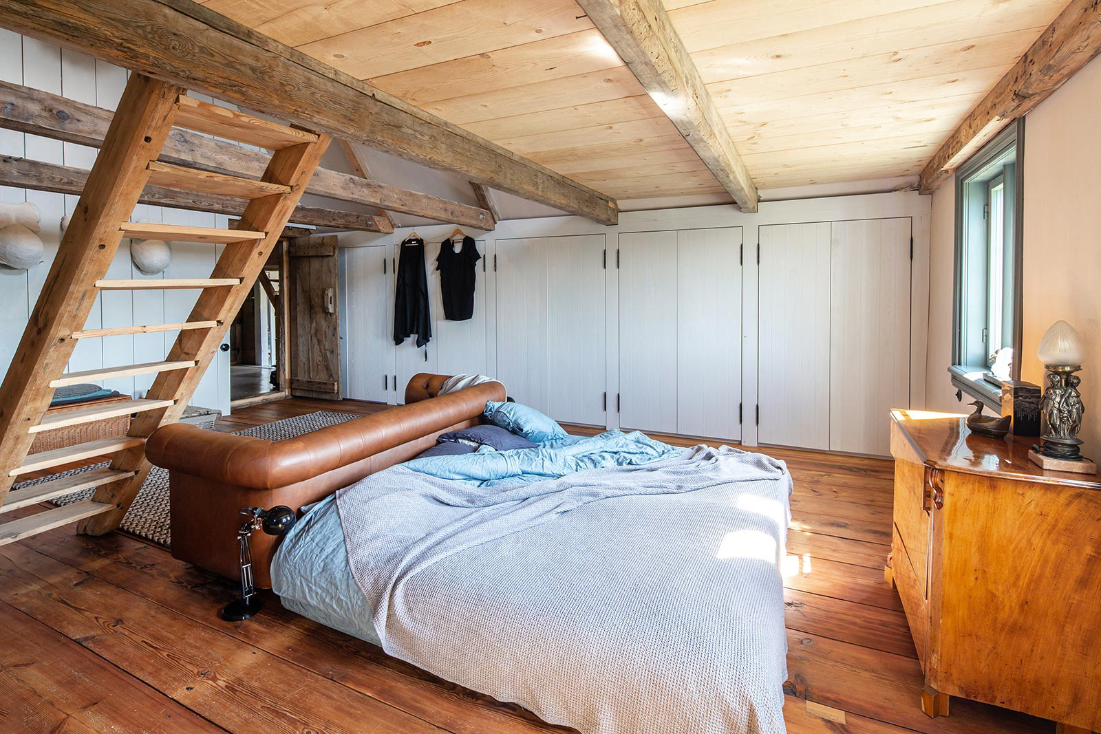 Sesja fotograficzna domu podcieniowego na Żuławach dla właścicieli pracowni MICA Design.