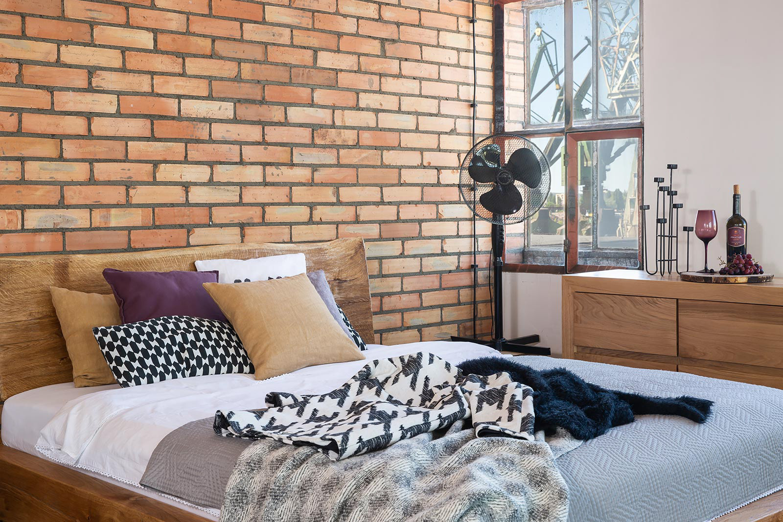 Sesja meblowa w Gdańsku na terenie wnętrz Stoczni Gdańskiej.