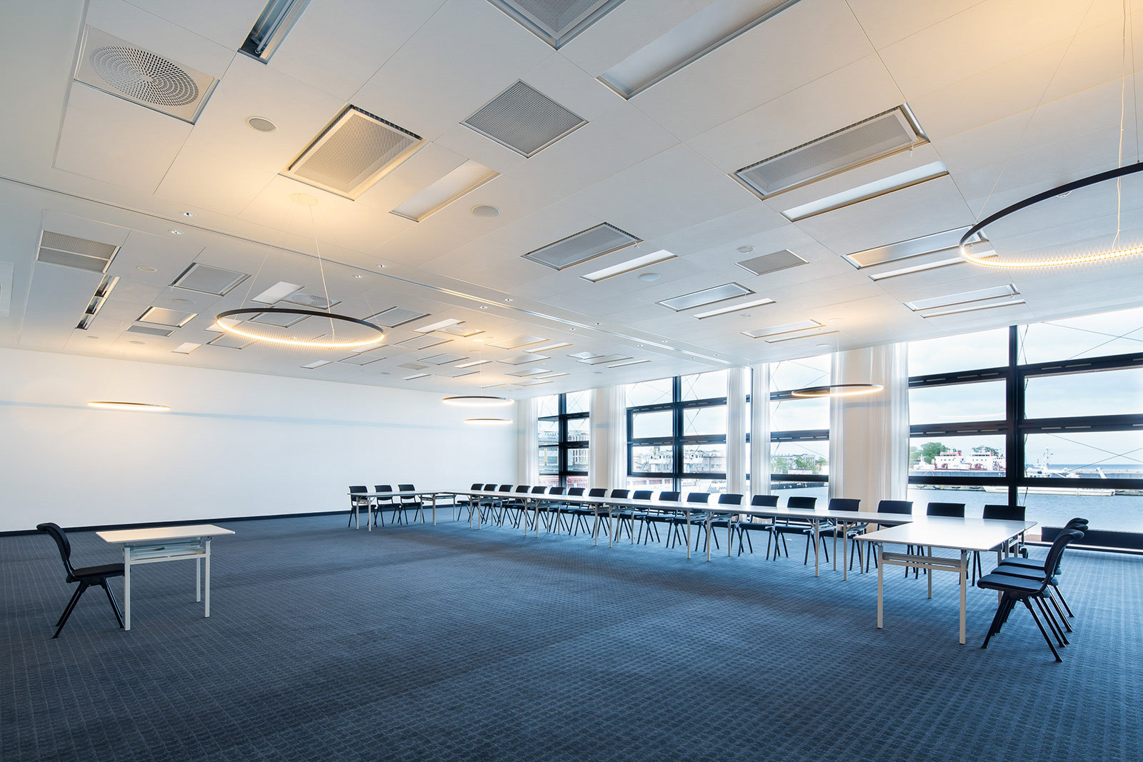 Fotografia wnętrz kompleksu biurowo-hotelowego Waterfront w Gdyni.