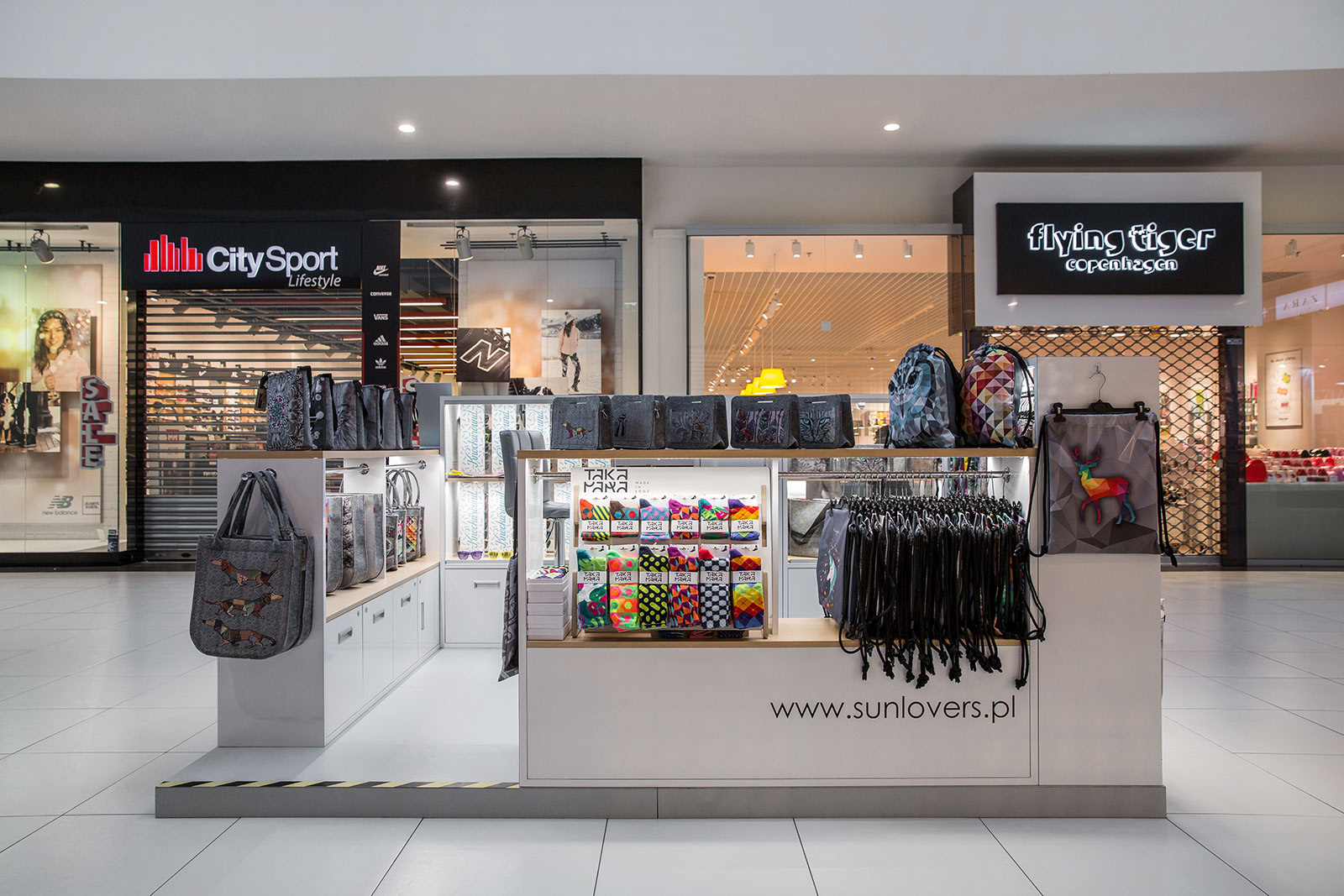 Fotografie wyspy handlowej w Centrum Handlowym Wola Park w Warszawie dla producenta mebli.