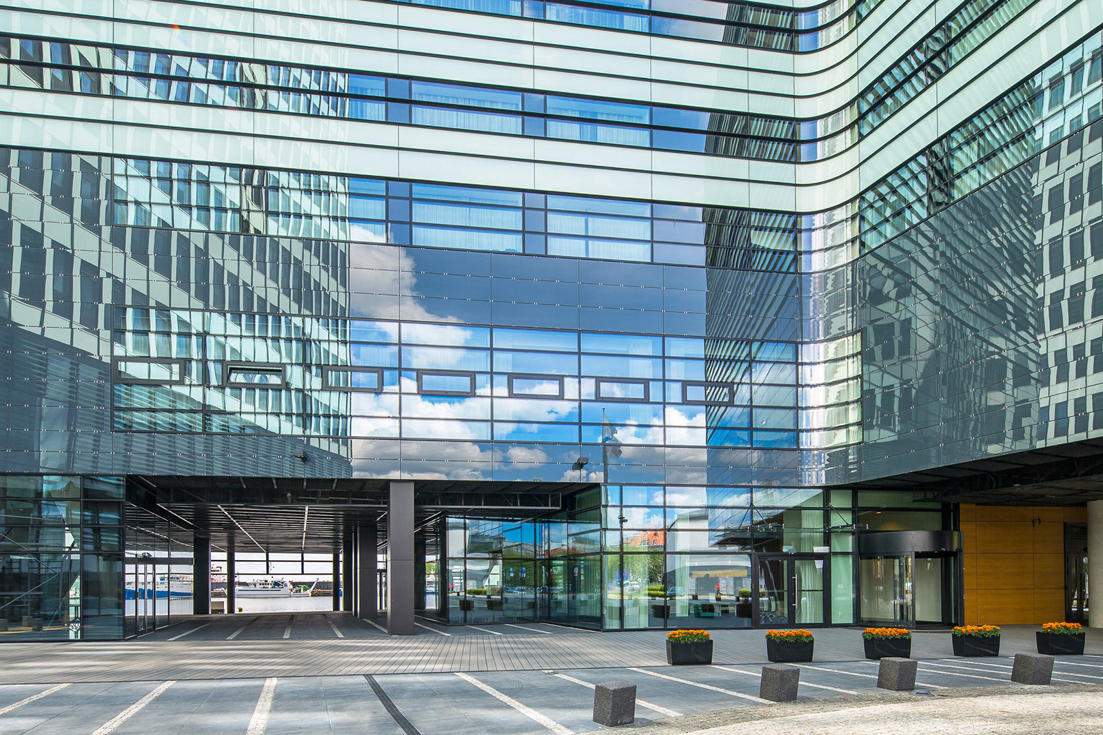 Fotografia architektury kompleksu biurowo-hotelowego Waterfront w Gdyni.