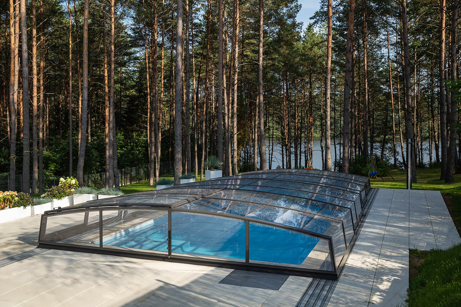 Sesja zdjęciowa nowoczesnych i luksusowych basenów w domu jednorodzinnym.