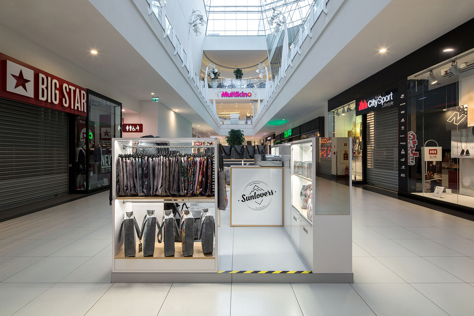 Fotografie wyspy handlowej w Centrum Handlowym Wola Park w Warszawie dla producenta mebli.