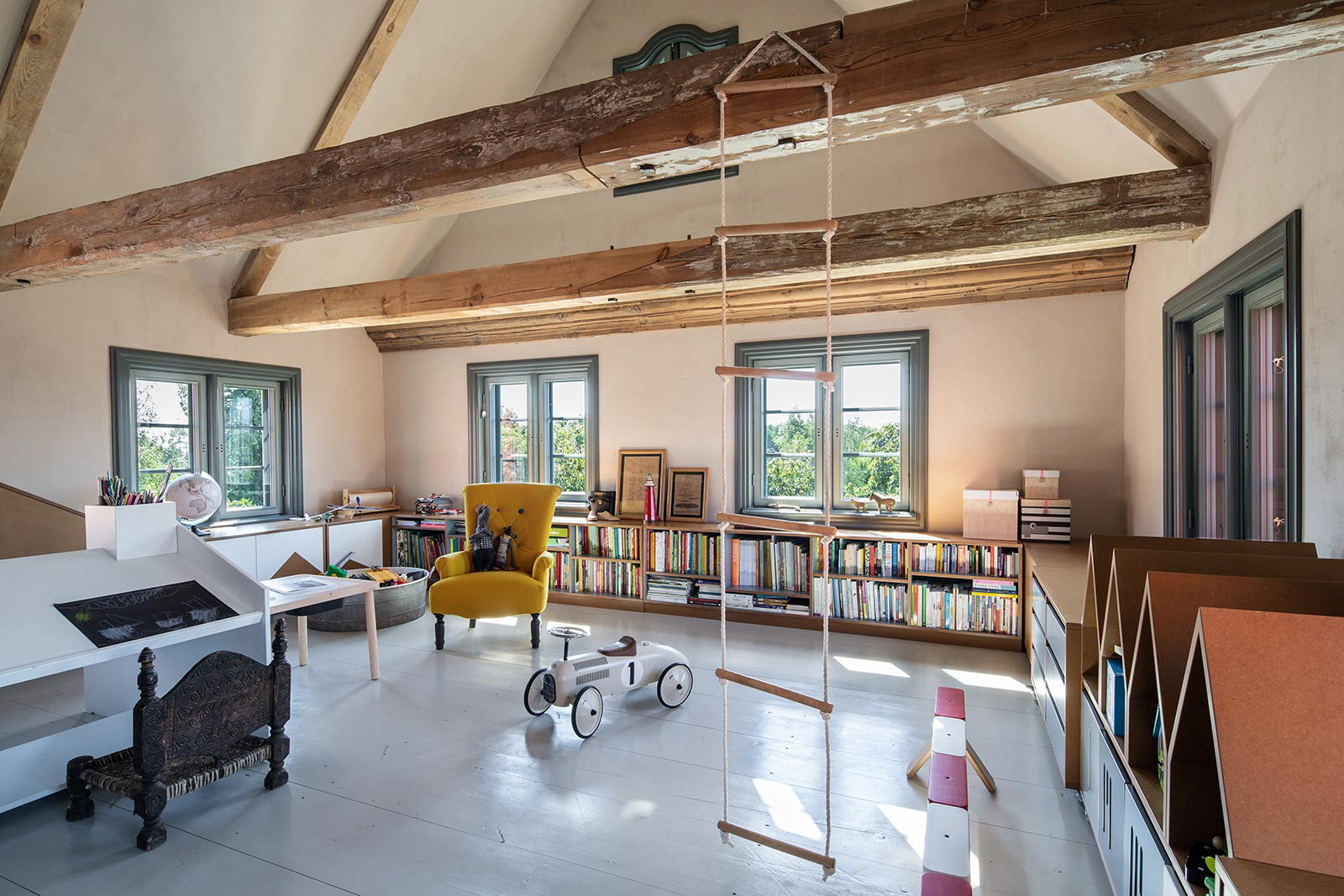 Sesja fotograficzna domu podcieniowego na Żuławach dla właścicieli pracowni MICA Design.