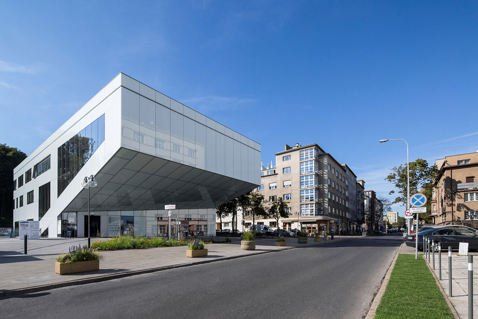 Zdjęcia architektury budynku Gdyńskiego Centrum Filmowego.