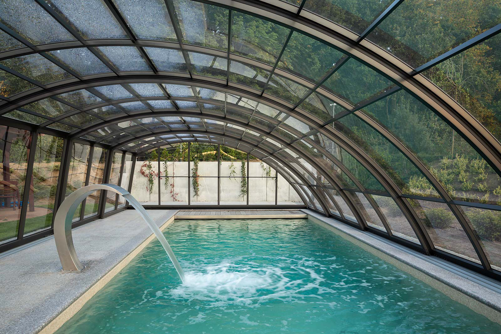 Sesja zdjęciowa nowoczesnych i luksusowych basenów w domu jednorodzinnym.