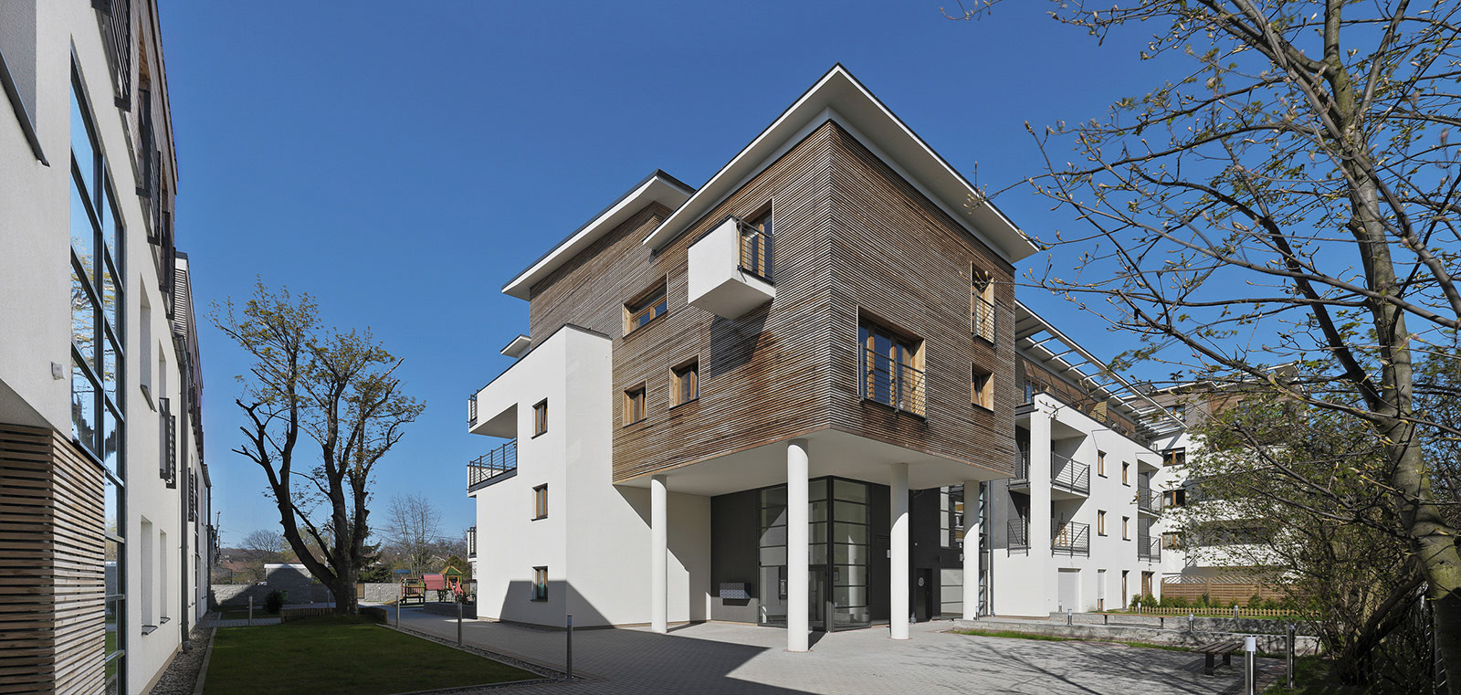 Fotografie architektury budynków mieszkalnych i użyteczności publicznej dla biura architektonicznego.