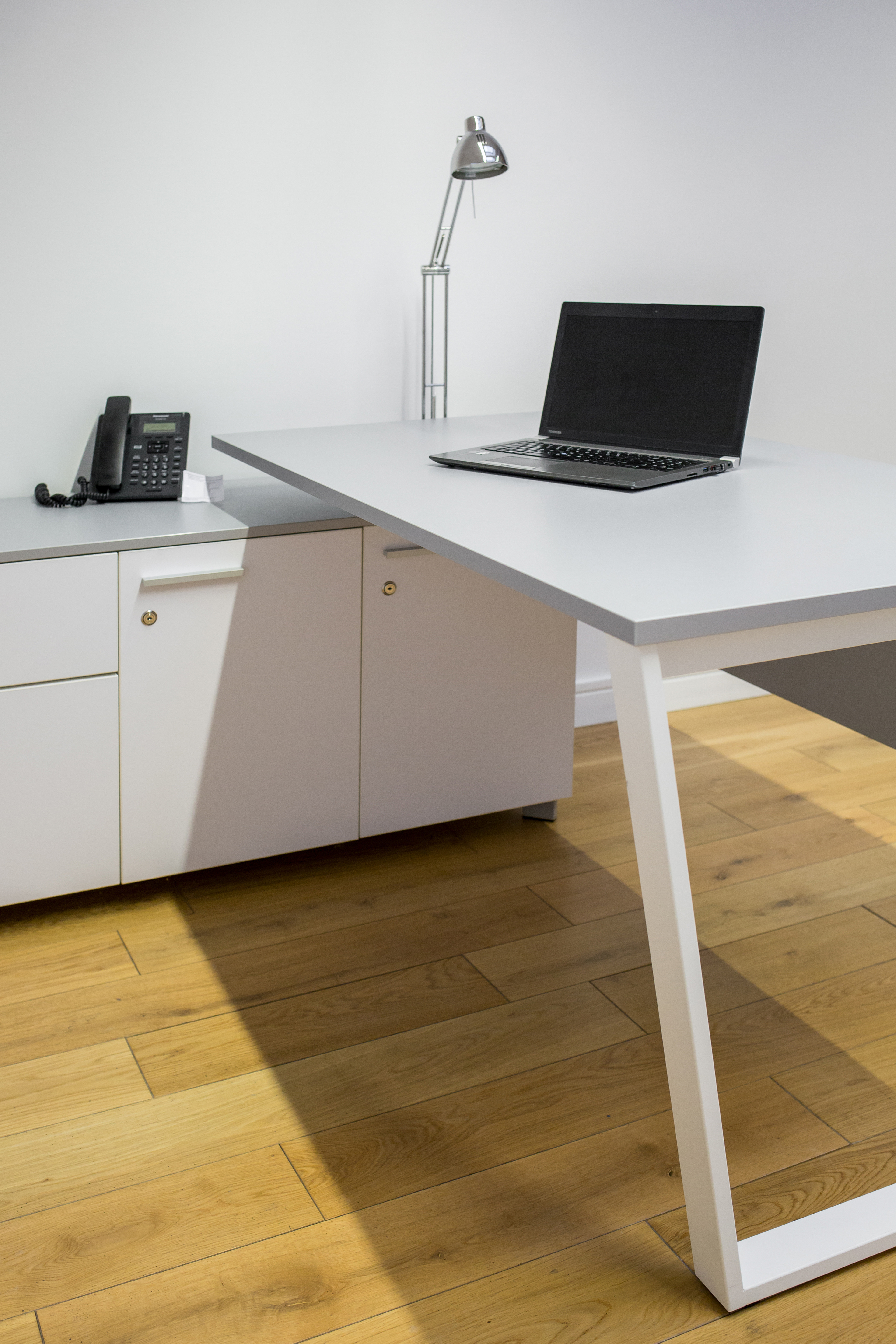 Sesja fotograficzna w kancelarii adwokackiej w Warszawie dla producenta nowoczesnych mebli biurowych.