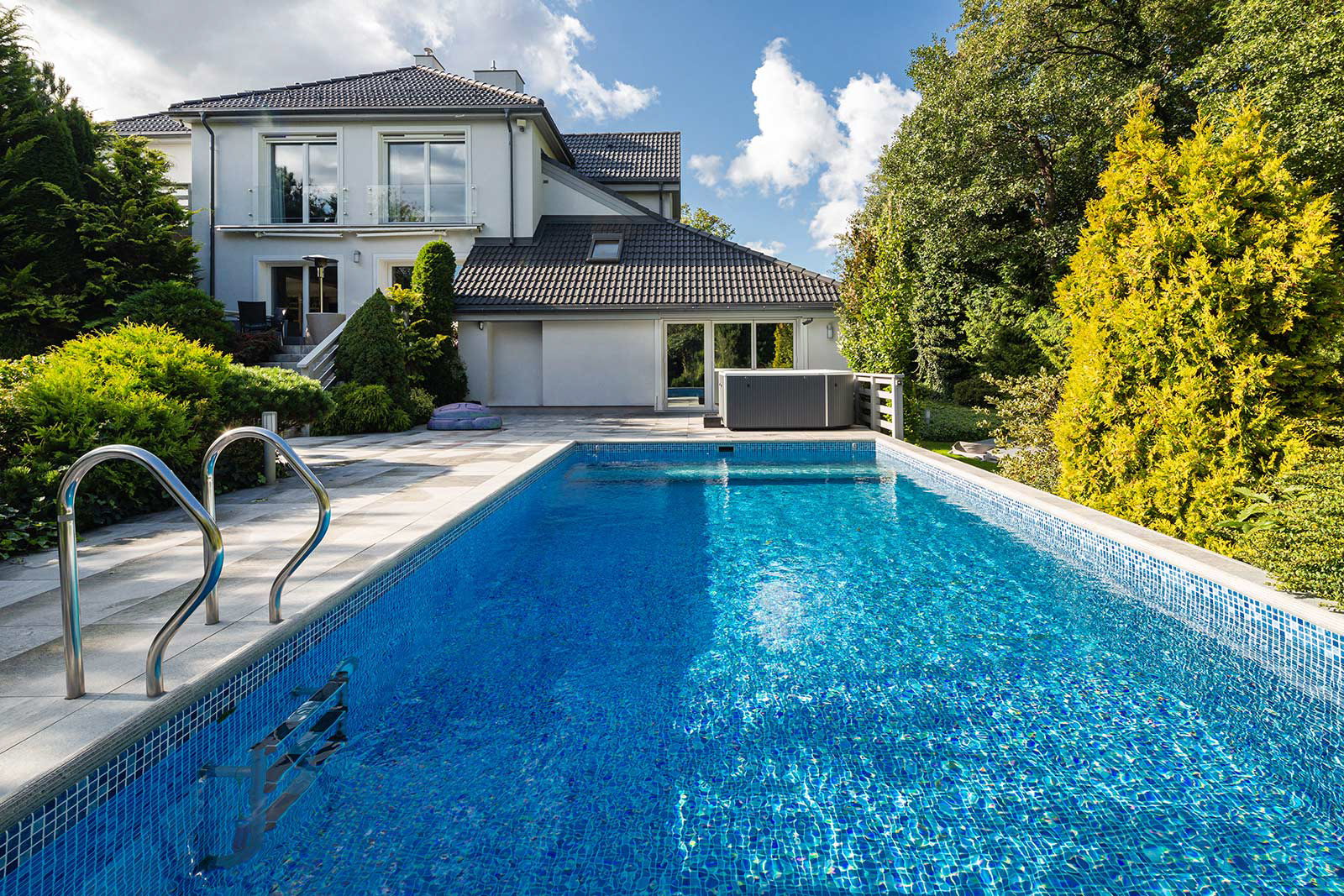 Sesja zdjęciowa nowoczesnych i luksusowych basenów w domu jednorodzinnym.