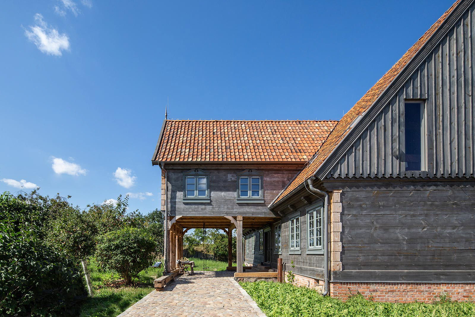 Sesja fotograficzna domu podcieniowego na Żuławach dla właścicieli pracowni MICA Design.