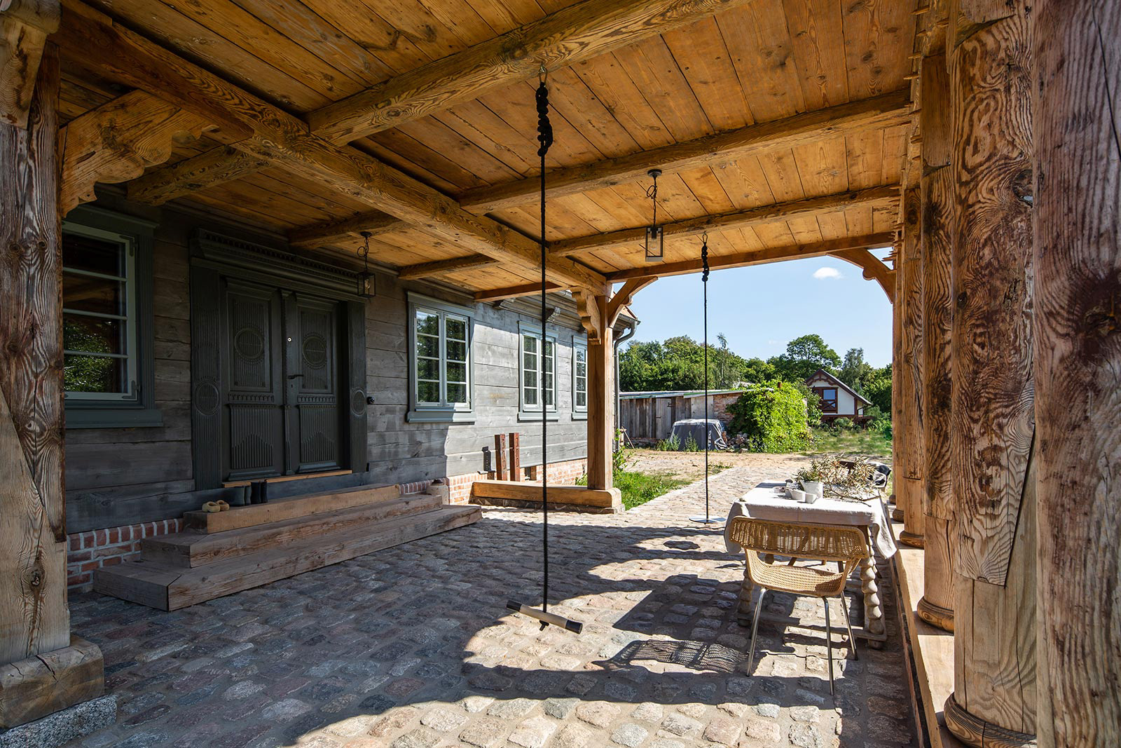 Sesja fotograficzna domu podcieniowego na Żuławach dla właścicieli pracowni MICA Design.