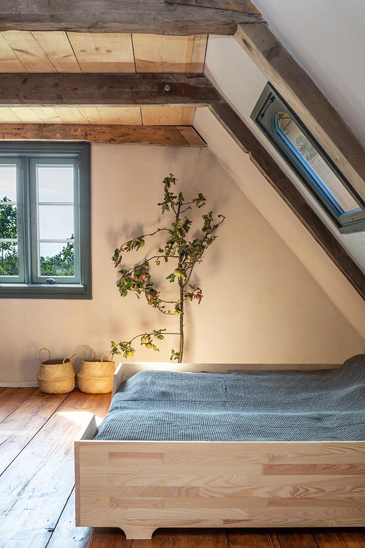 Sesja fotograficzna domu podcieniowego na Żuławach dla właścicieli pracowni MICA Design.