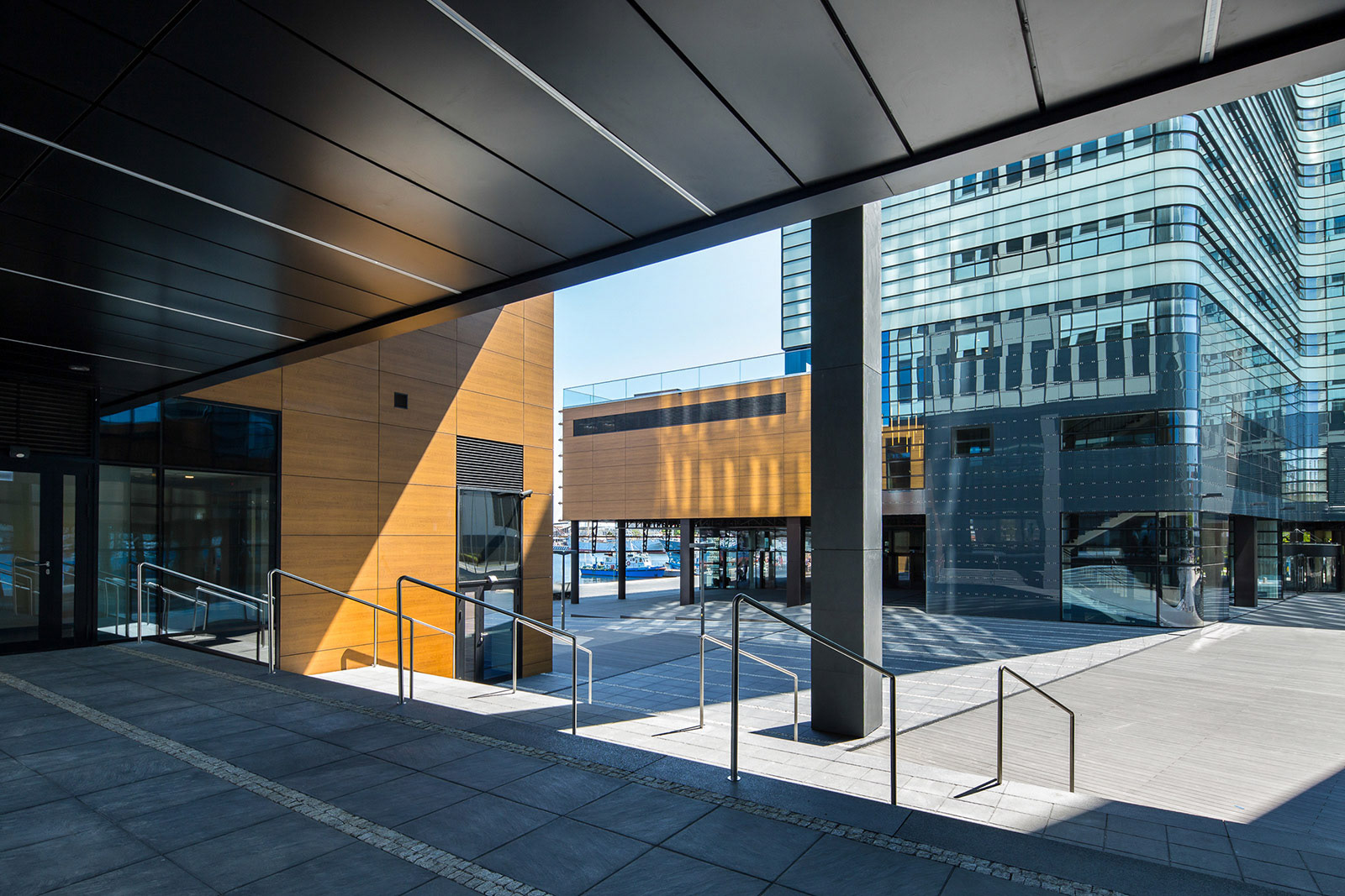 Fotografia architektury kompleksu biurowo-hotelowego Waterfront w Gdyni.