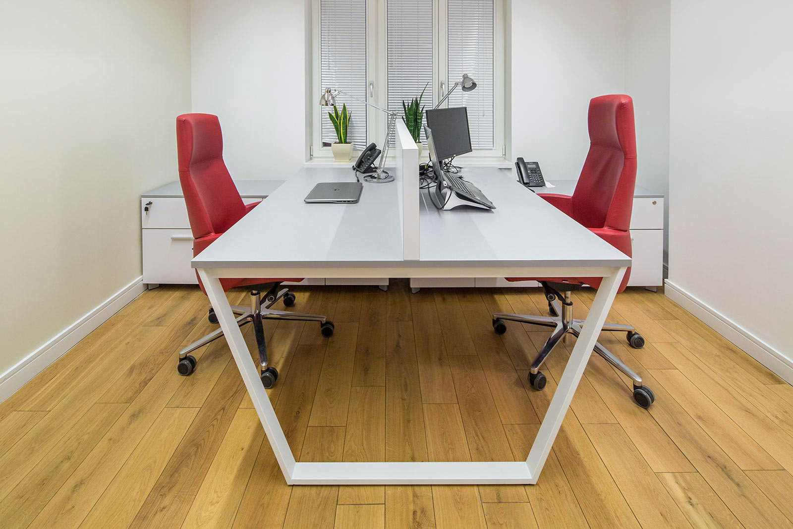 Sesja fotograficzna w kancelarii adwokackiej w Warszawie dla producenta nowoczesnych mebli biurowych.