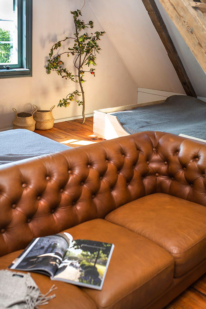 Sesja fotograficzna domu podcieniowego na Żuławach dla właścicieli pracowni MICA Design.