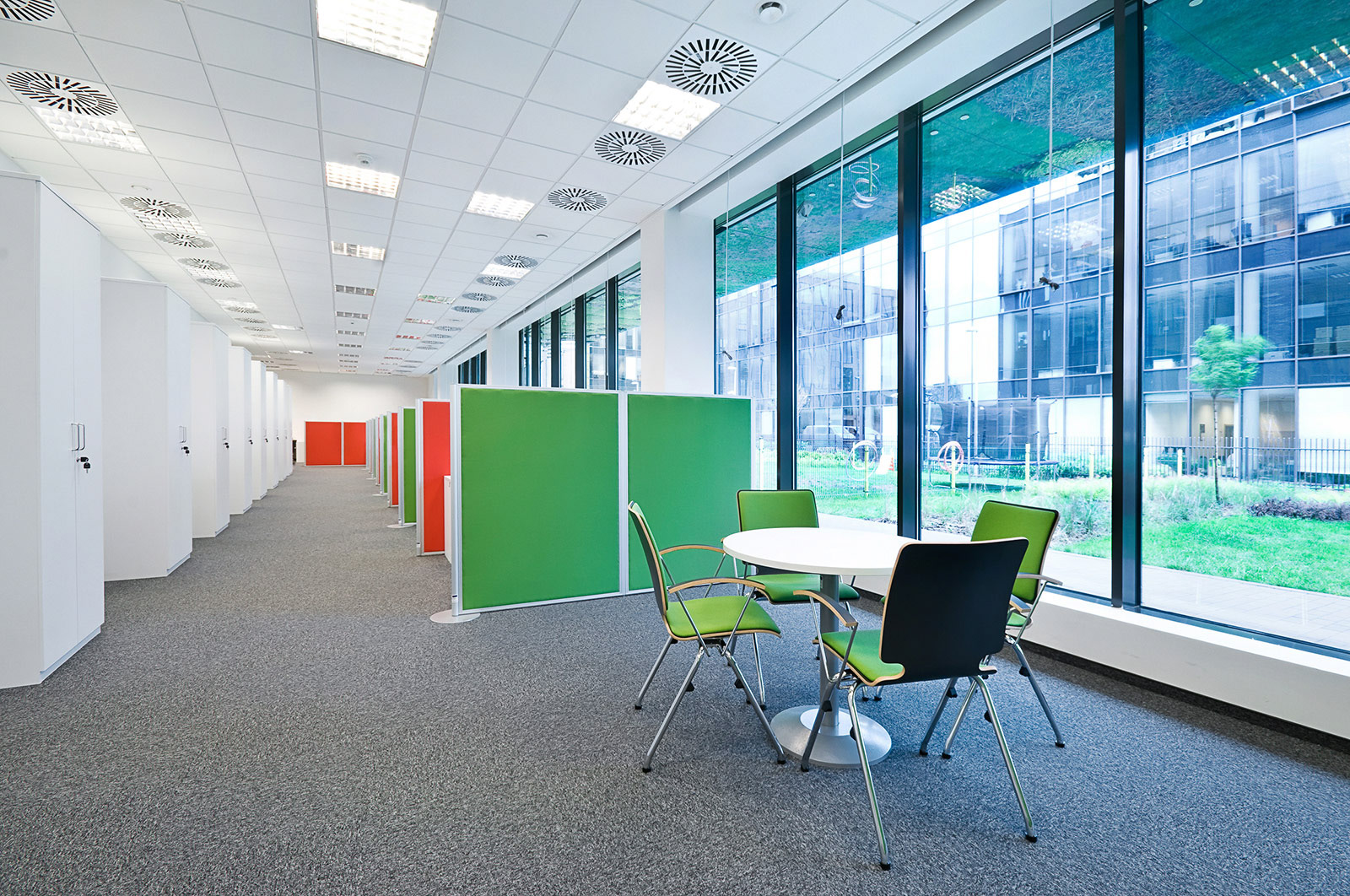 Sesja fotograficzna mebli biurowych w obiekcie referencyjnym – Gdańskim Inkubatorze Przedsiębiorczości STARTER dla producenta mebli.