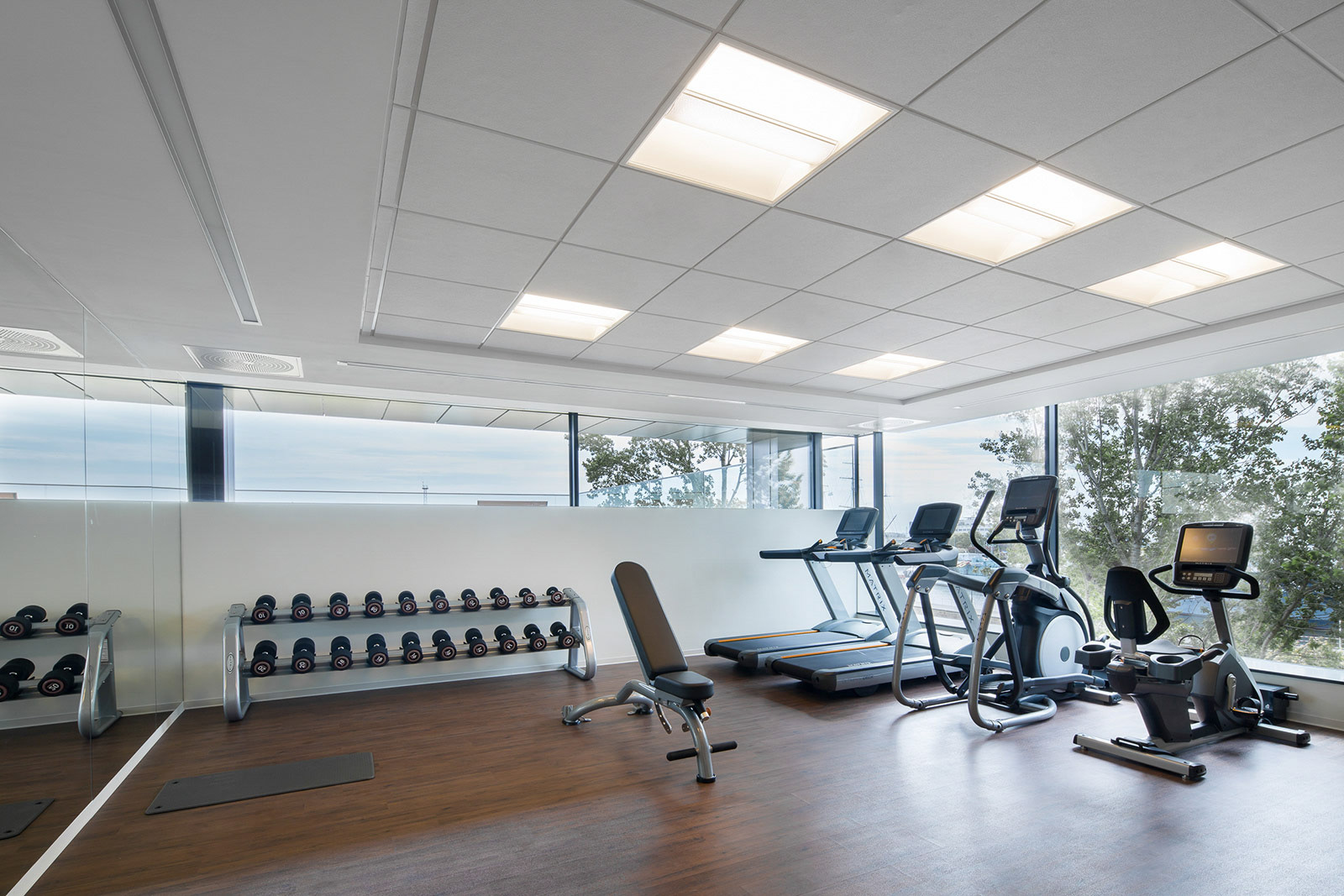 Fotografia wnętrz kompleksu biurowo-hotelowego Waterfront w Gdyni.