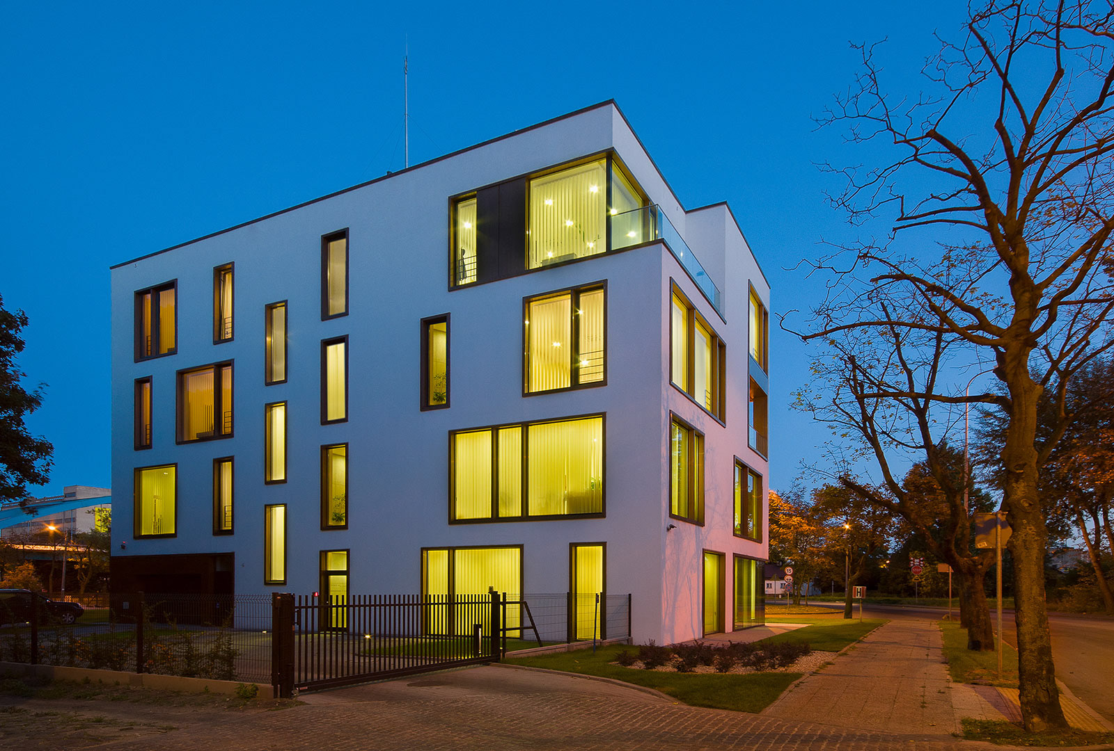 Sesja zdjęciowa budynku biurowego – Stacja Pilotowa Gdynia dla Nanu Pracownia Architektoniczna.