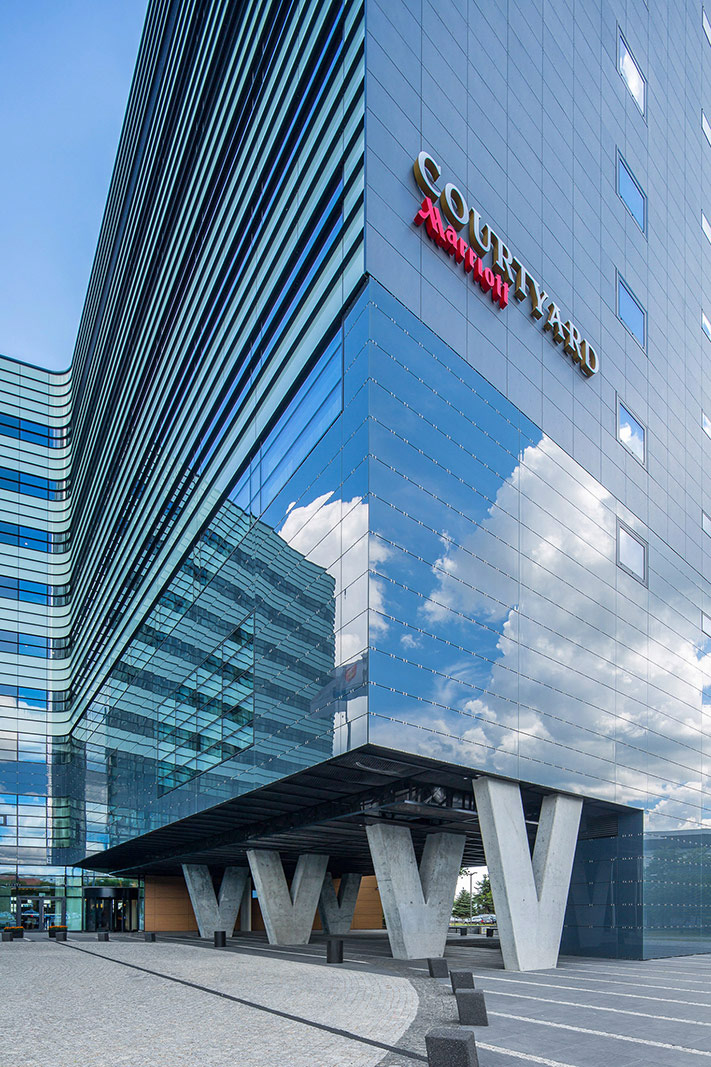 Fotografia architektury kompleksu biurowo-hotelowego Waterfront w Gdyni.