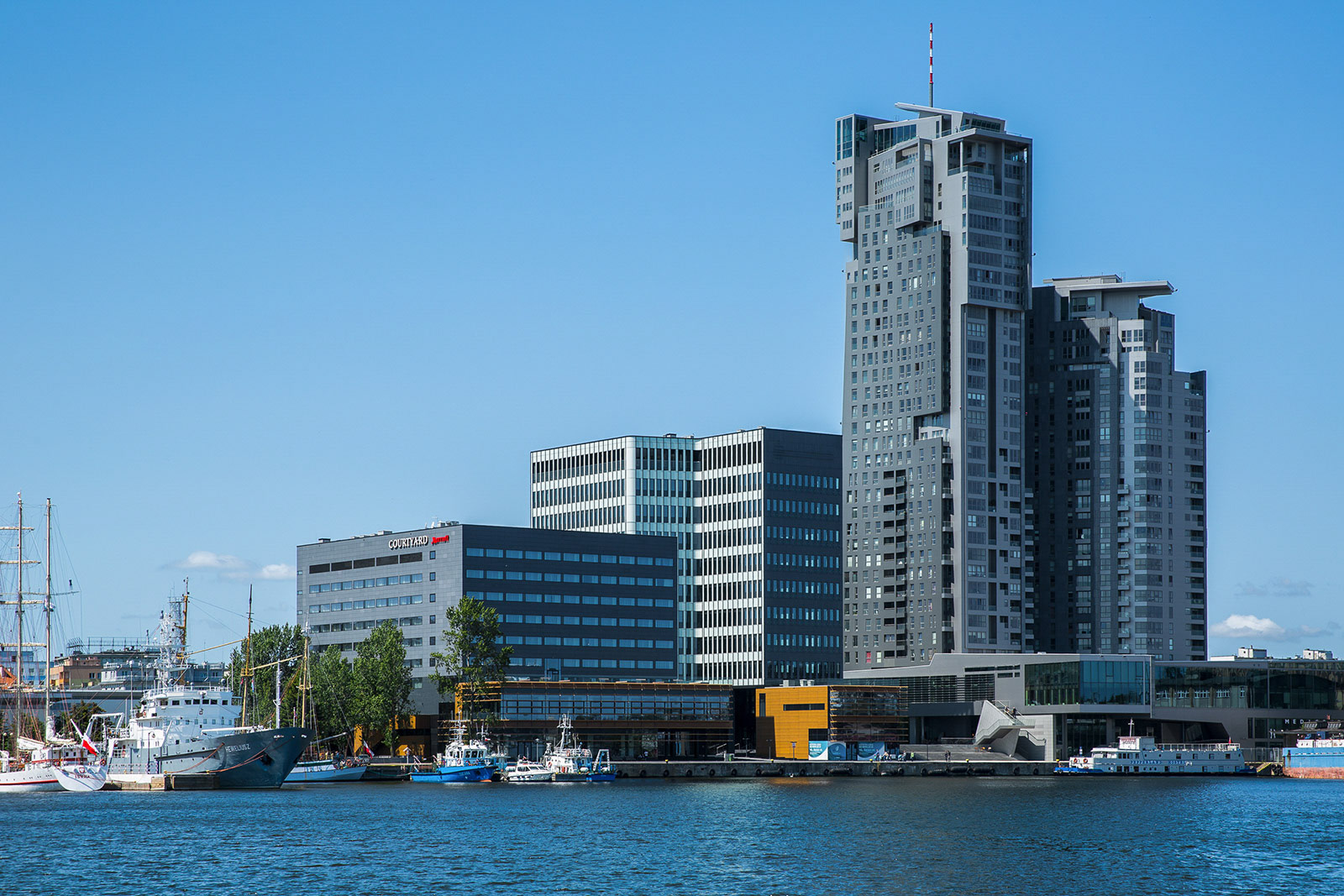 Fotografia architektury i wnętrz kompleksu biurowo-hotelowego Waterfront w Gdyni.