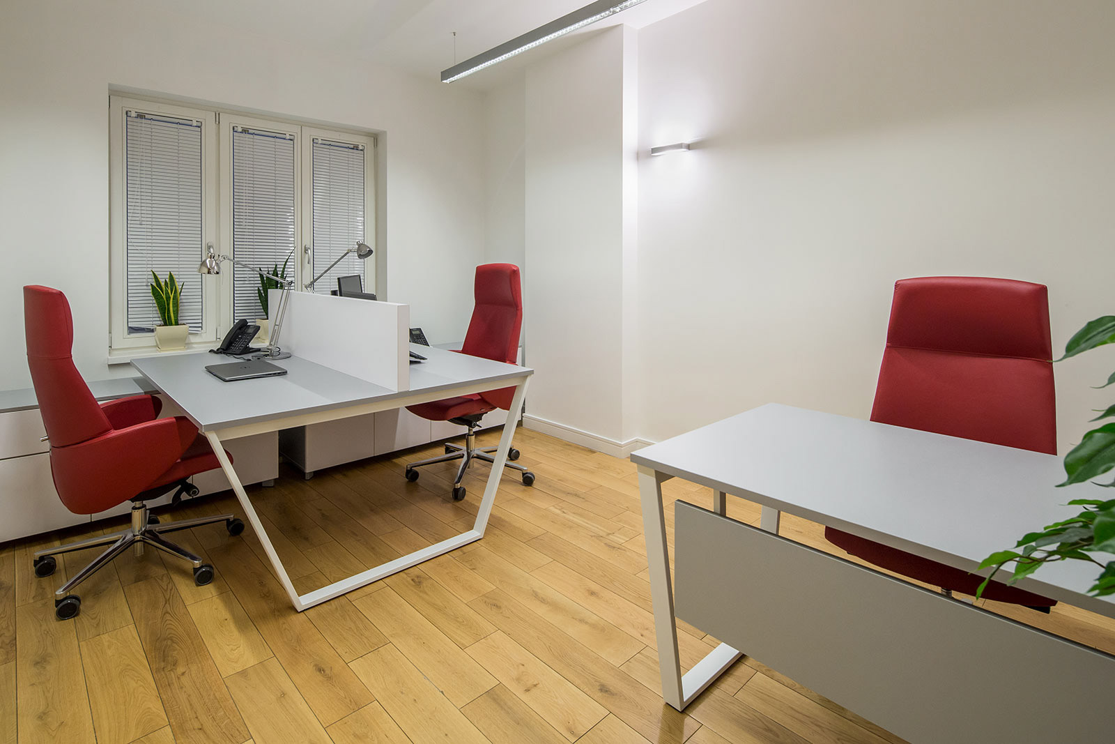 Sesja fotograficzna w kancelarii adwokackiej w Warszawie dla producenta nowoczesnych mebli biurowych.