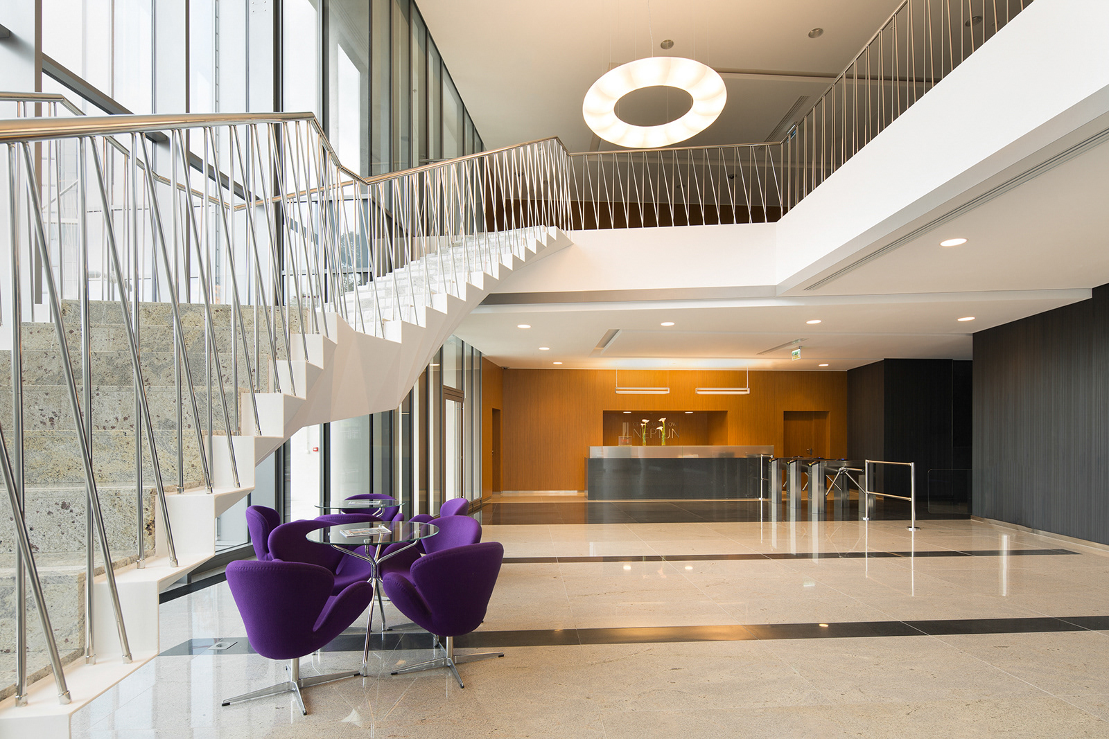 Sesja zdjęciowa obejmująca wykonanie zdjęć architektury i wnętrz budynku biurowego – Centrum Biurowe Neptun w Gdańsku.