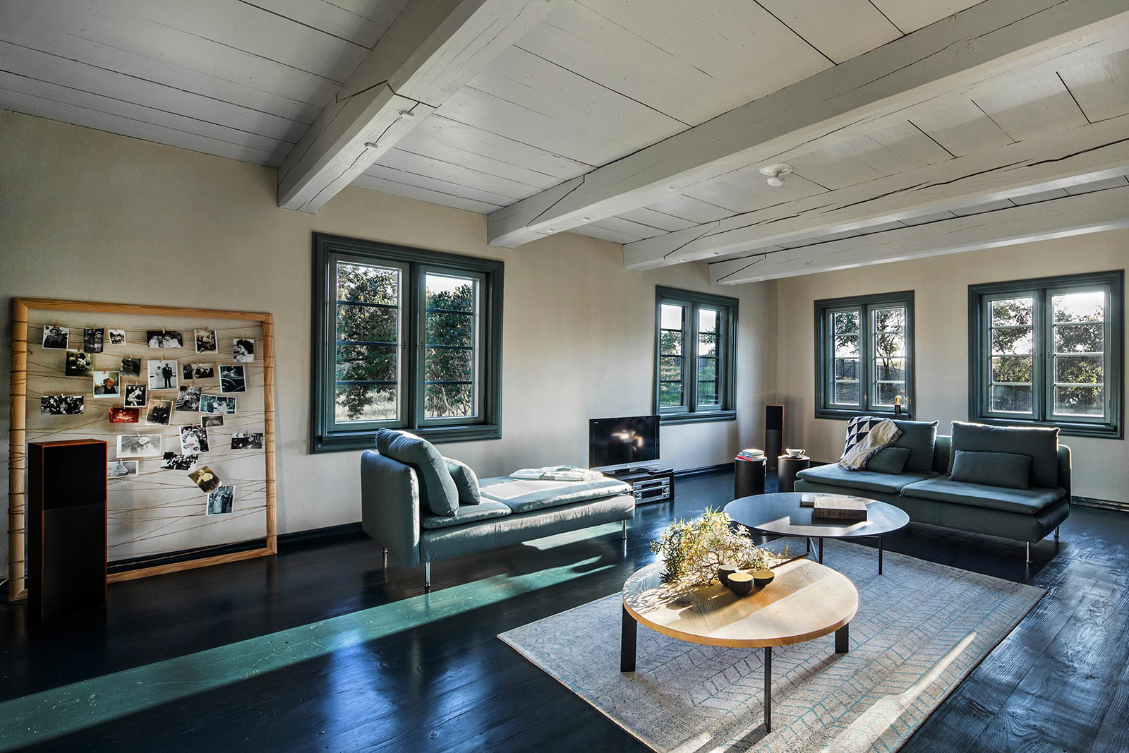 Sesja fotograficzna domu podcieniowego na Żuławach dla właścicieli pracowni MICA Design.