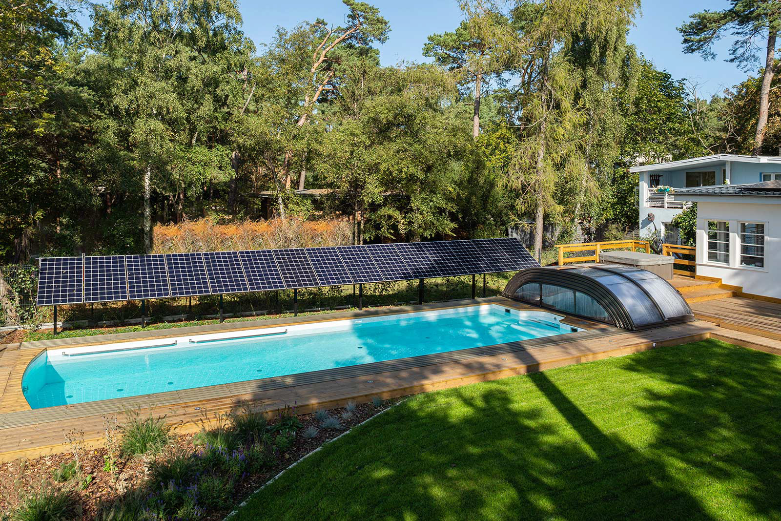 Sesja zdjęciowa nowoczesnych i luksusowych basenów w domu jednorodzinnym.