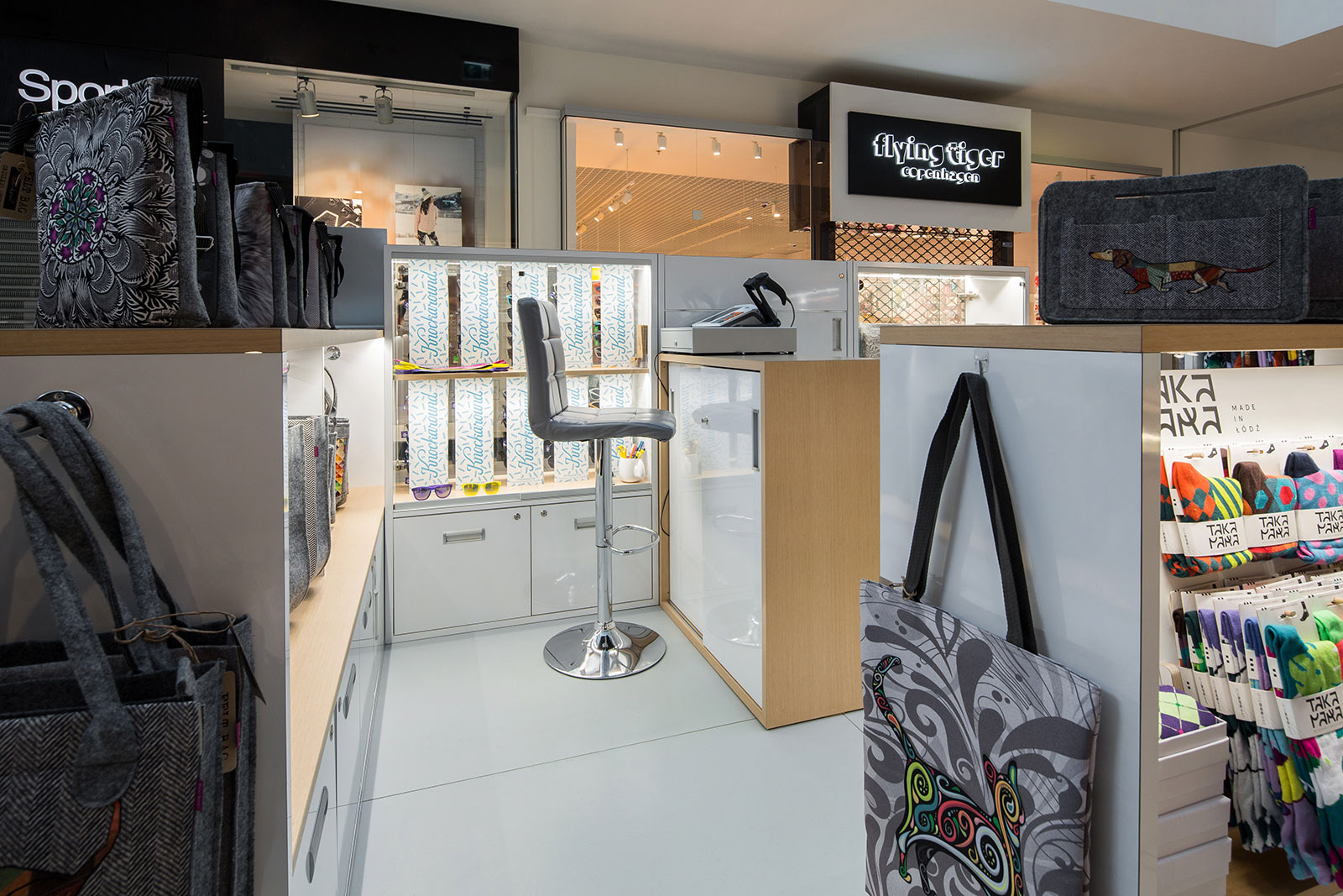 Fotografie wyspy handlowej w Centrum Handlowym Wola Park w Warszawie dla producenta mebli.