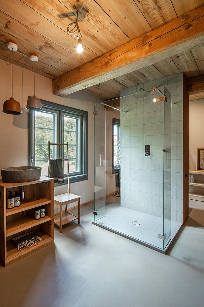 Sesja fotograficzna domu podcieniowego na Żuławach dla właścicieli pracowni MICA Design.