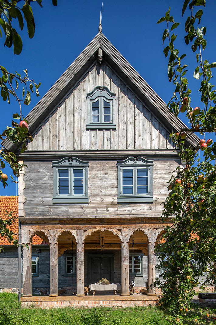 Sesja fotograficzna domu podcieniowego na Żuławach dla właścicieli pracowni MICA Design.