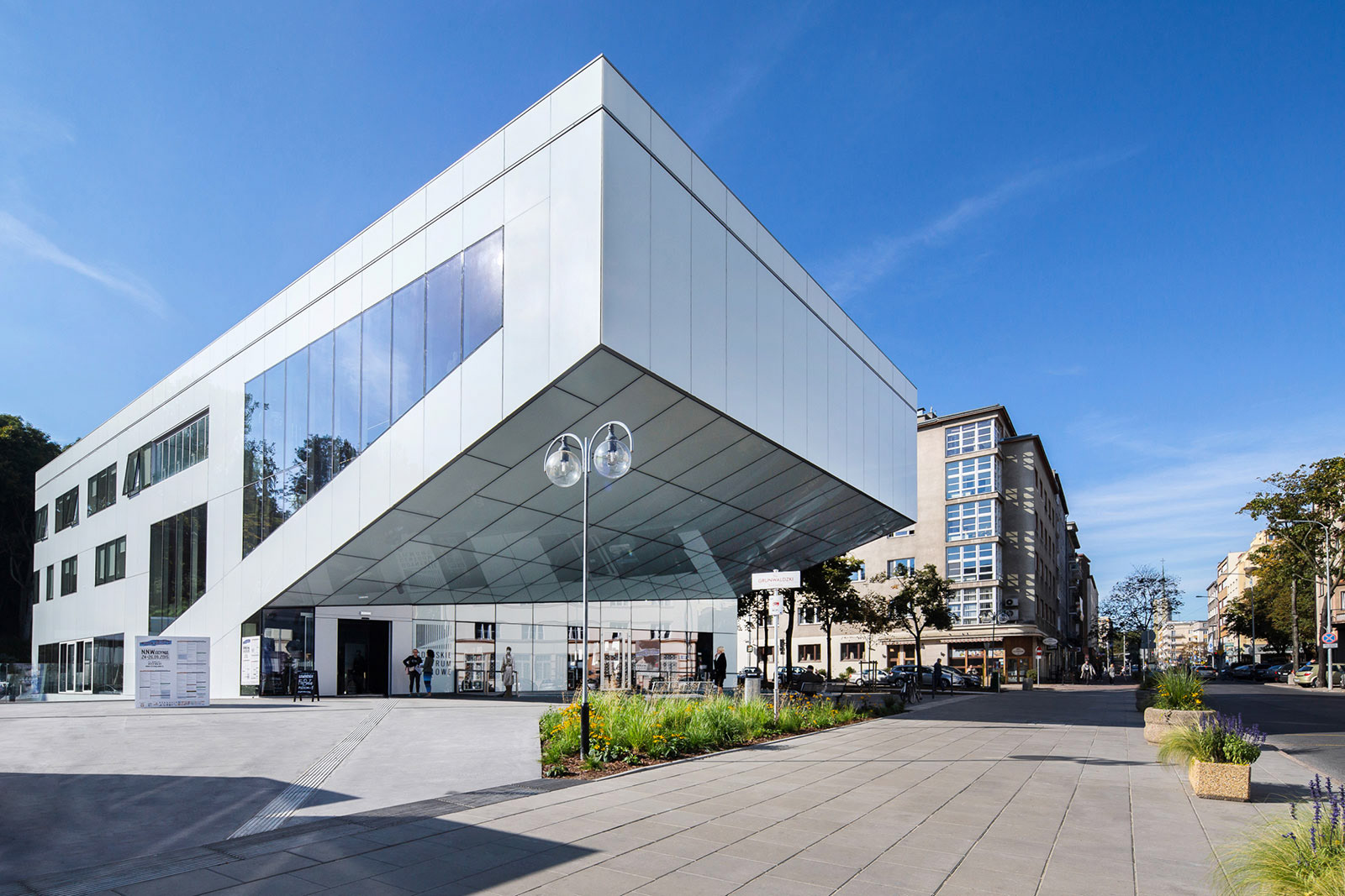 Zdjęcia architektury budynku Gdyńskiego Centrum Filmowego.