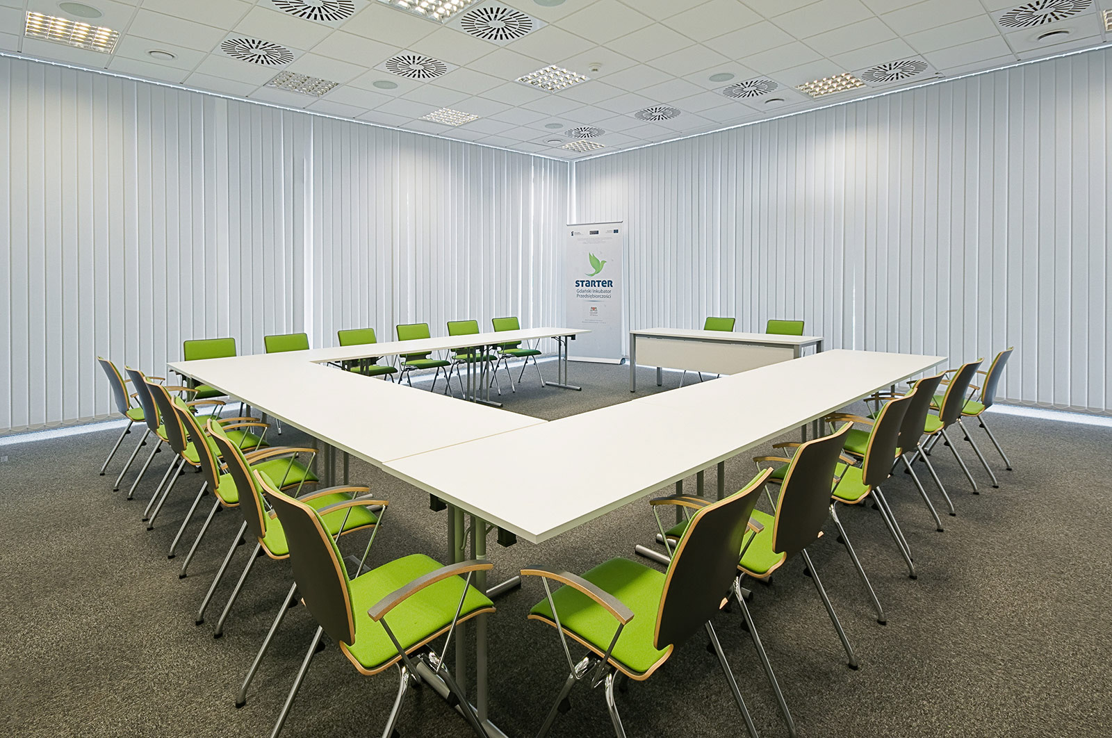 Sesja fotograficzna mebli biurowych w obiekcie referencyjnym – Gdańskim Inkubatorze Przedsiębiorczości STARTER dla producenta mebli.