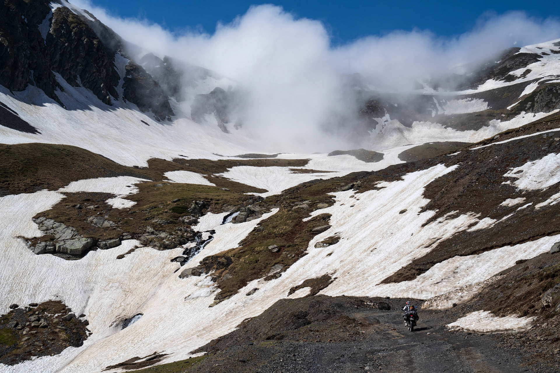 Going up the 2850m high pass