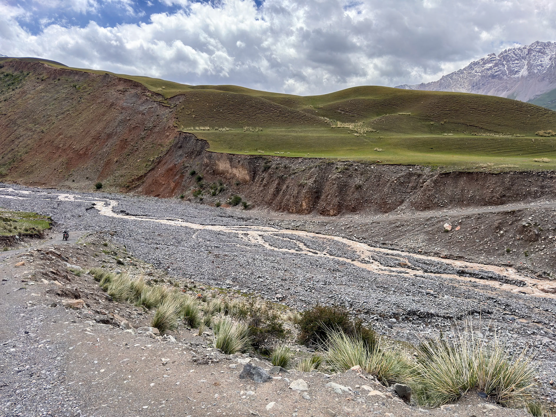 On the other side, the trail continued, but we had to abandon the idea of crossing the river. The current was too swift, and the boulders were simply too challenging to navigate.