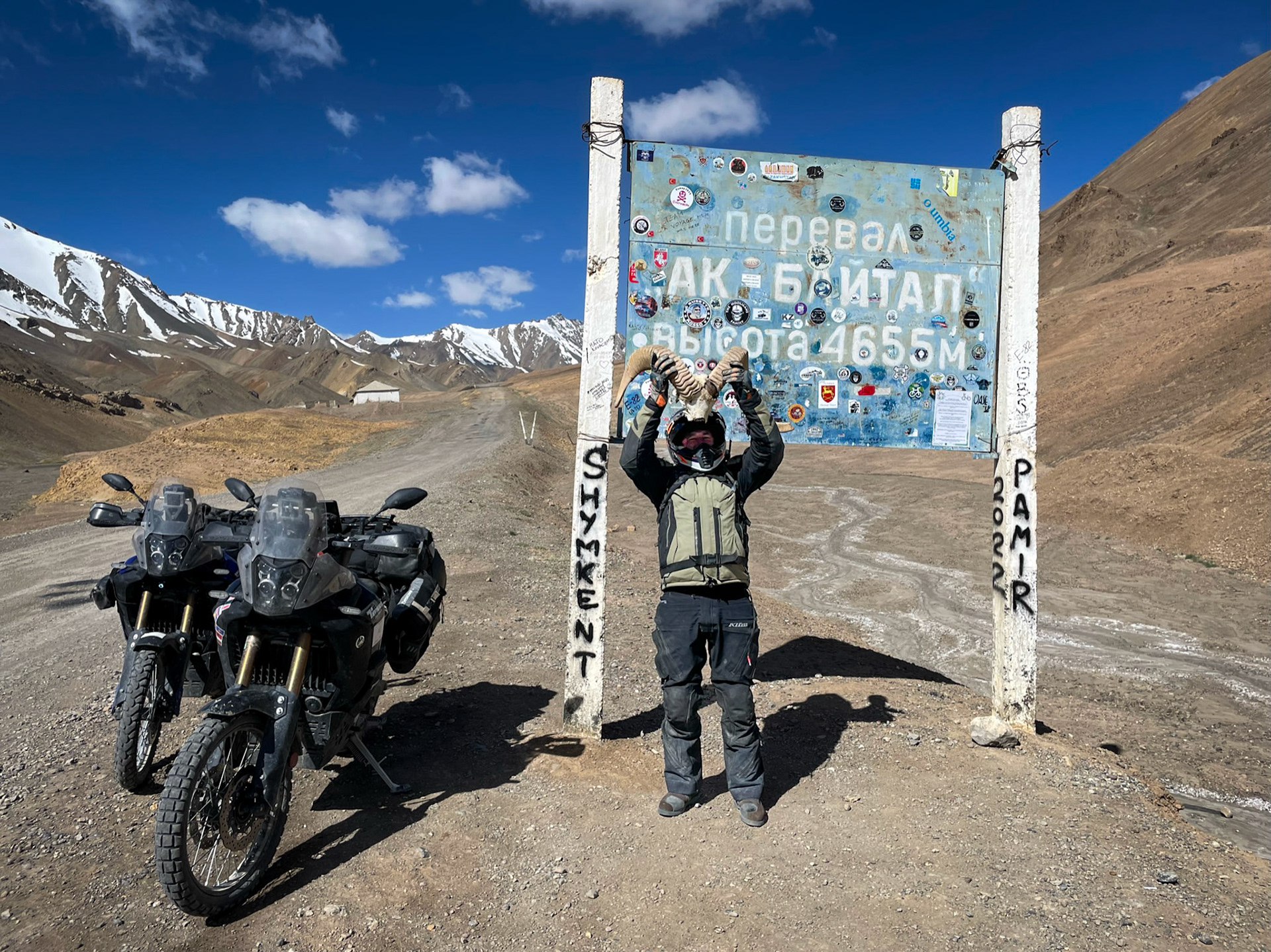 It's incredible to realize that we are riding at almost the elevation of the Mt-Blanc, highest summit in Europe! Horns from a Marco Polo sheep