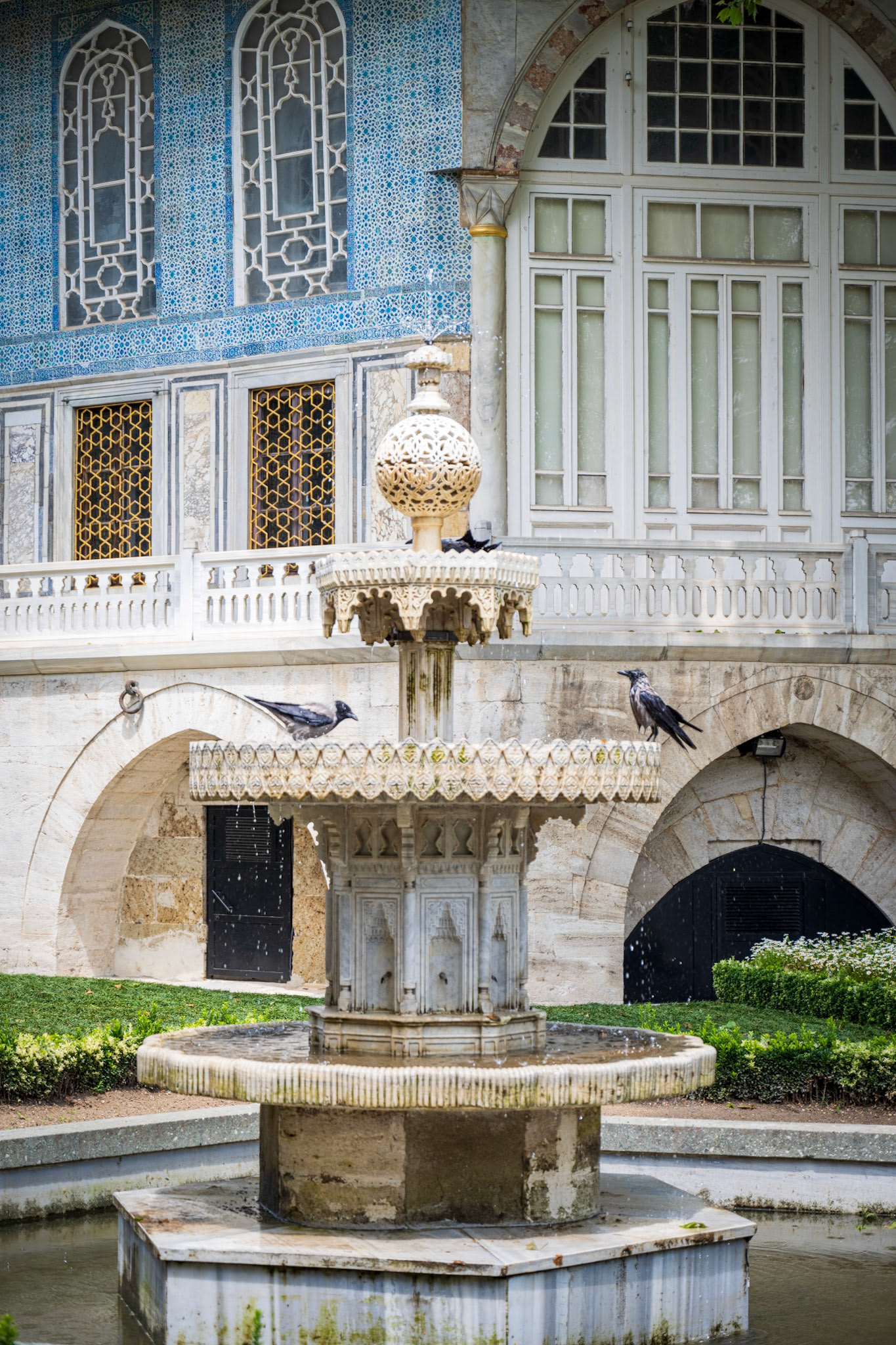 There are so many wonders in the Topkapi Palace! Buildings of very different styles, splendid clothes, ornate weapons etc. Overwhelmed by such magnificence, I choose the simplest one 🙂