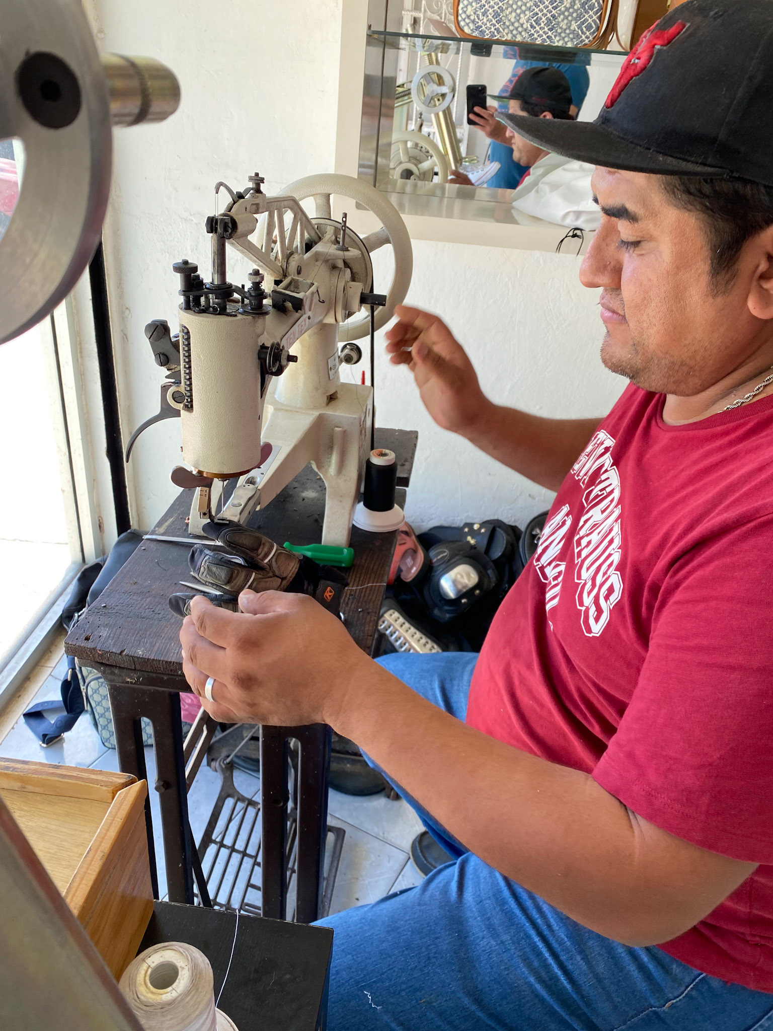 I take advantage of it to have a glove re-stitched with an old fashion hand driven sewing machine. What I love about Mexico is that when things break, they repair - glue it, screw it, craft it, repair it, staple it, chisel it… they can do it.