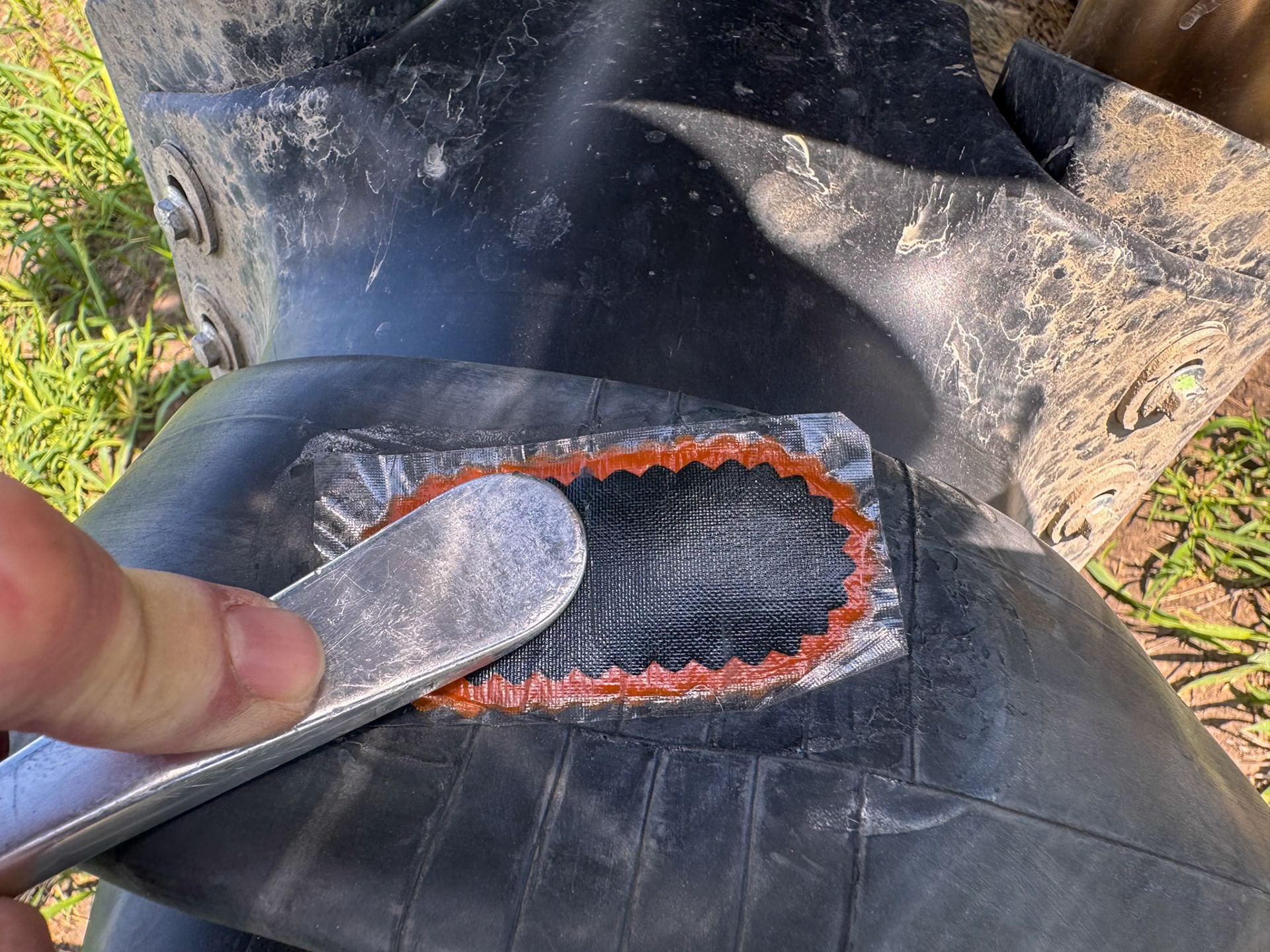 2nd puncture in a day 😱 I can feel the pain that my nephew Vincent had to endure doing that by himself! Thankfully I had Dirk’s help and my favorite patches.