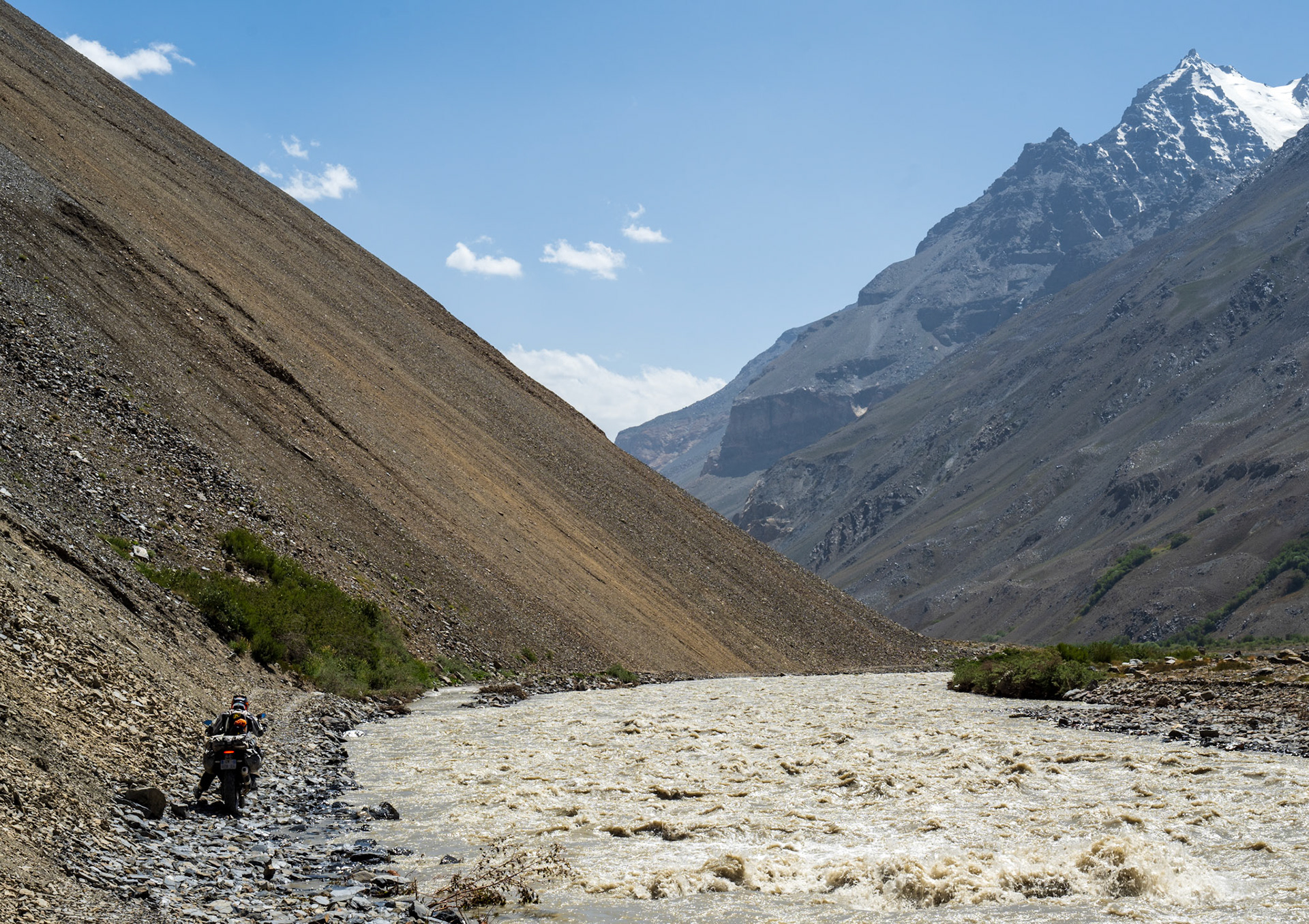 It may not look like it but this part was very tricky! The Bartang river is now in full force and the trail is invaded from both sides: rocks from the left and raging water from the right 😱