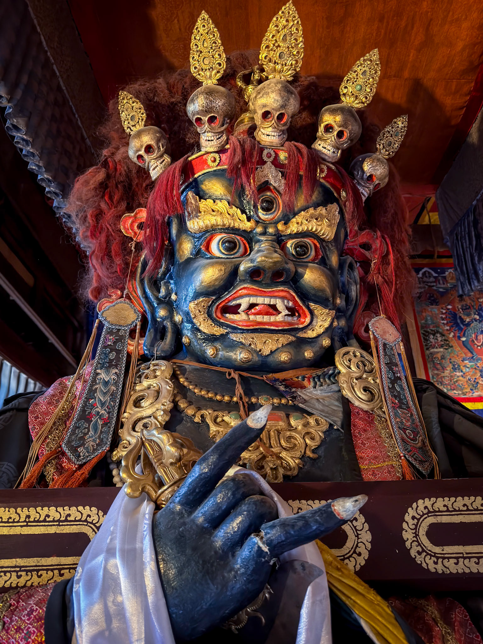 Mahakala is among the Dharmapalas or “Defenders of the doctrine”. These are actually ghosts, demons and deities belonging to the old Tibetan tradition that have been converted or adapted from Padmasambhava to Buddhism. You can recognize them by their wrathful representations. Mahakala tantamounts to the Hindu deity Shiva