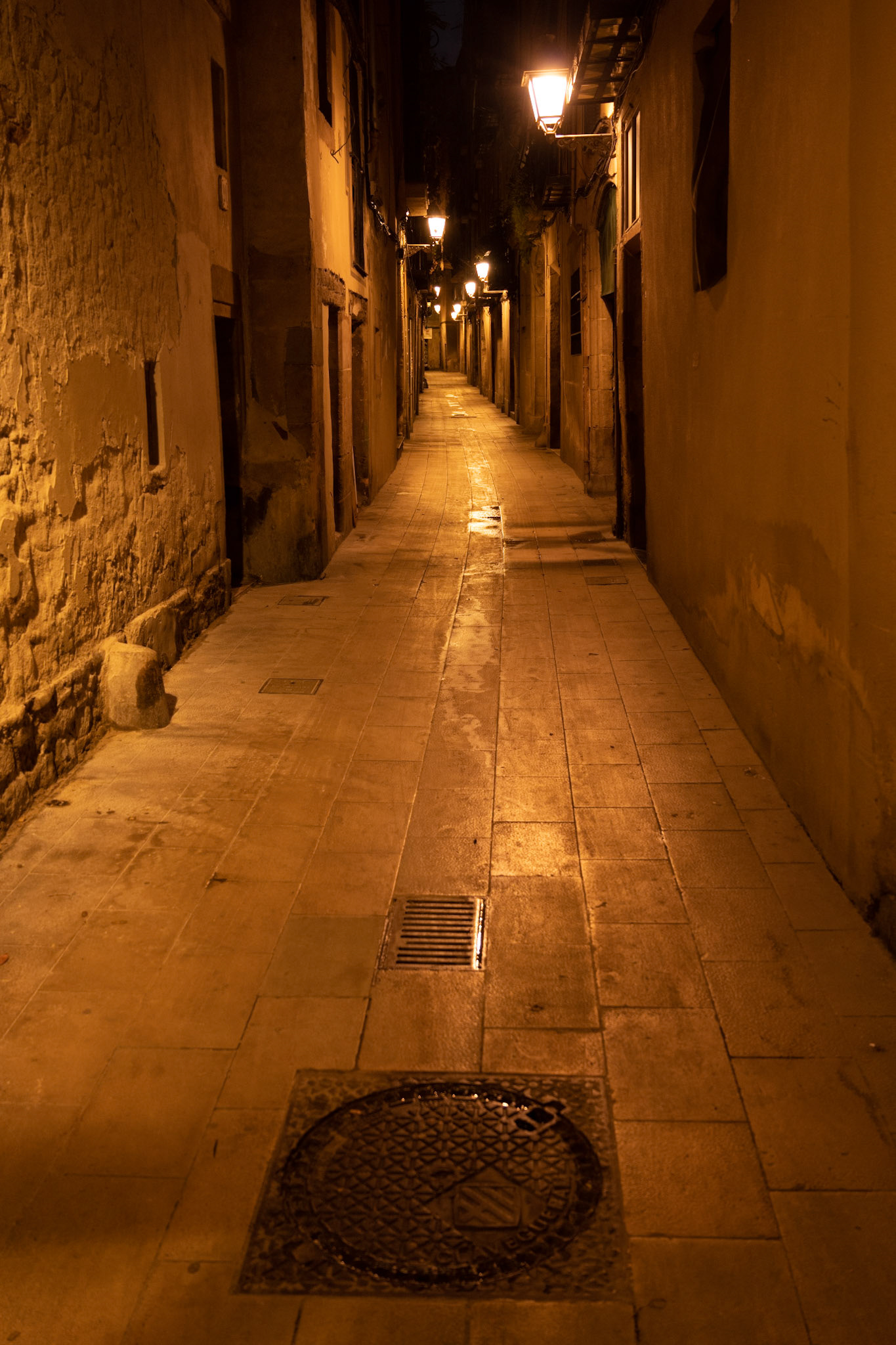 Barrio G贸tico, very early in the morning