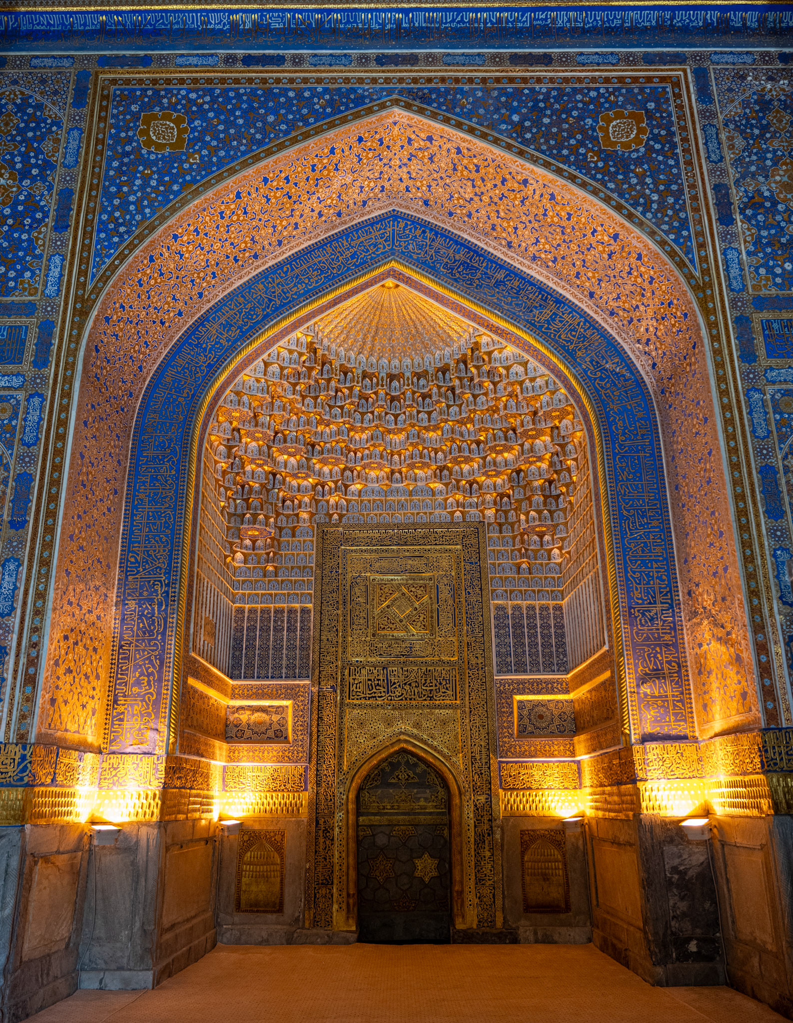 We were in awe inside the Tilla-Kori madrasah/mosque, inside the Registan. So refined, so beautiful 🤩