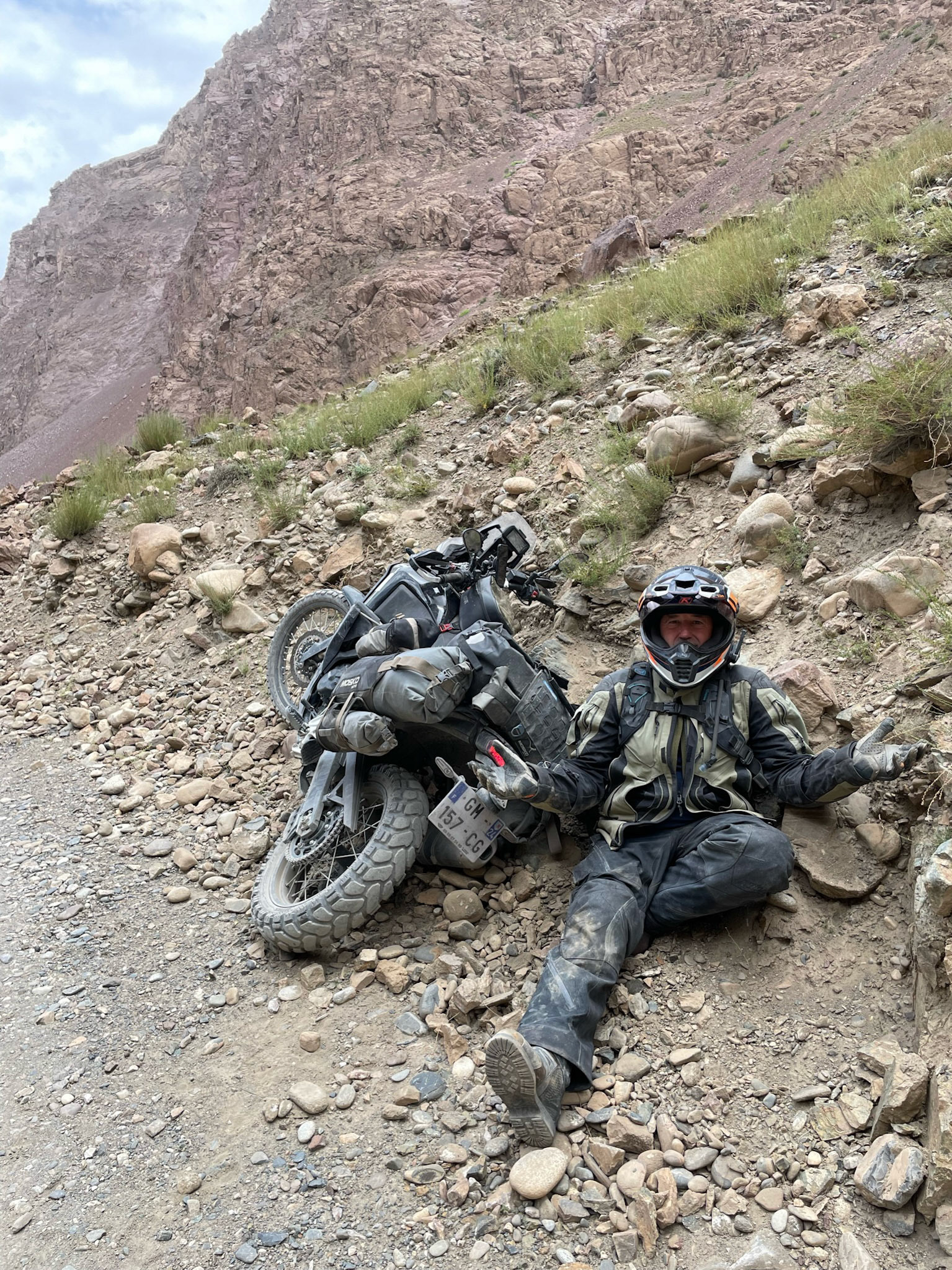 Nothing glorious about a simple crash on a normal trail but here it is 😕